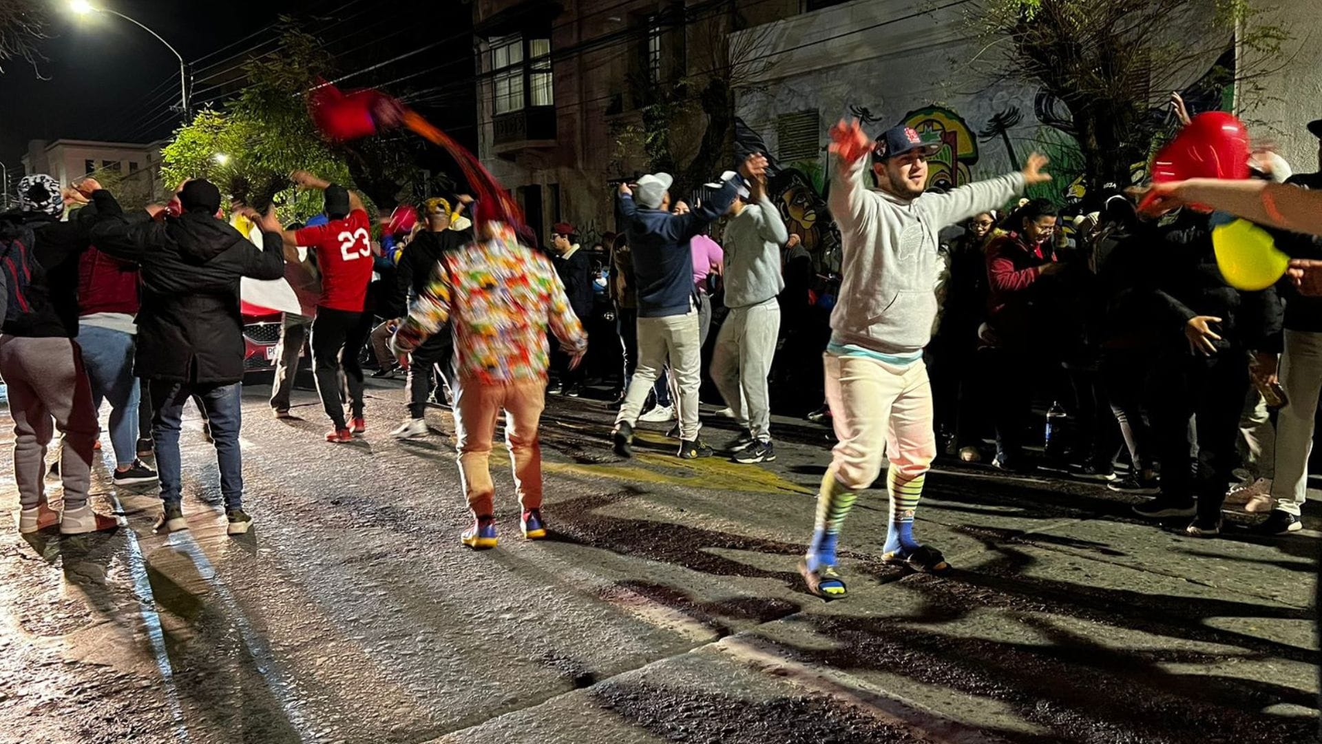 Con bailes y fiesta: Venezolanos en Concepción esperan los resultados de las elecciones