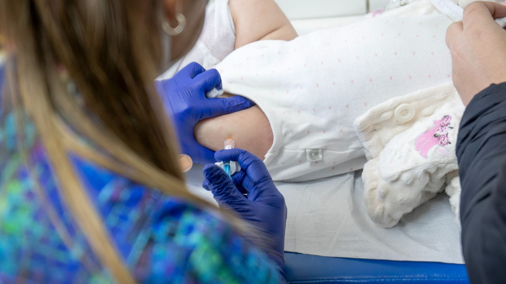 Biobío lidera en protección infantil: Casi 9.000 bebés fueron inmunizados contra el Virus Respiratorio Sincicial