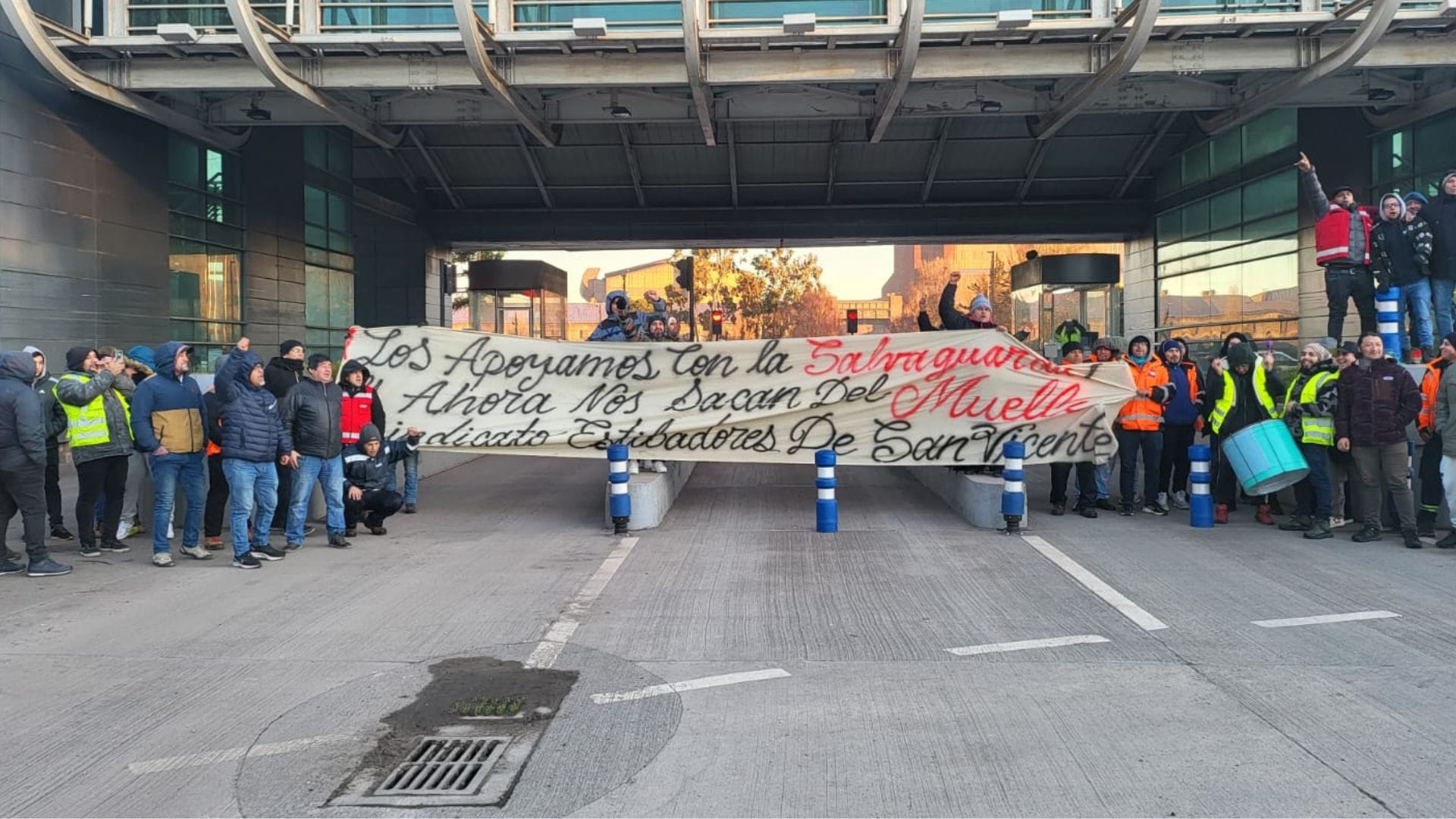 Estibadores de San Vicente acusan “traición” de Huachipato: Denuncian “silencio cómplice” en desplazamiento del puerto en Talcahuano