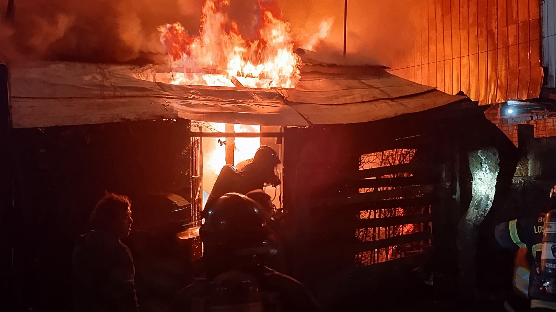Roban equipos a bomberos mientras combatían incendio en Los Ángeles: Hay dos casas destruidas