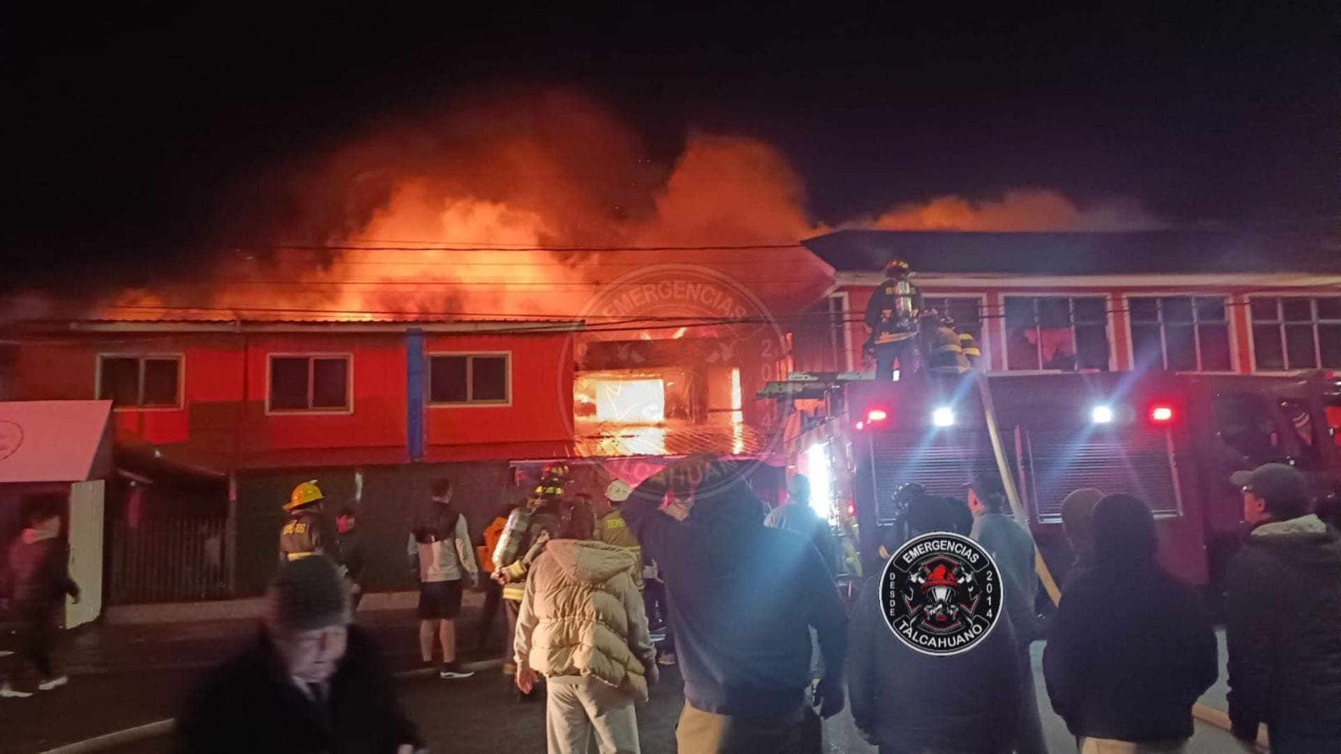 Incendio afecta a emblemáticos locales de Caleta Lenga en Hualpén: Siniestro está fuera de control