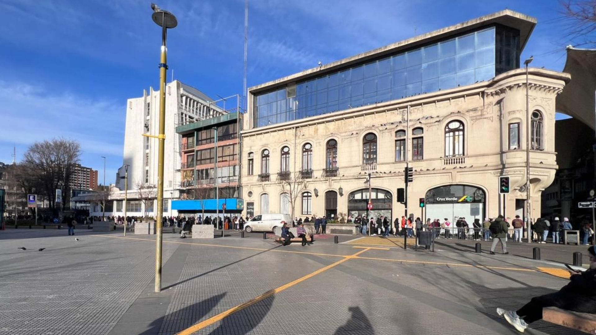 Larga fila esta mañana en Concepción: Se regalaban labiales de MAC Cosmetics