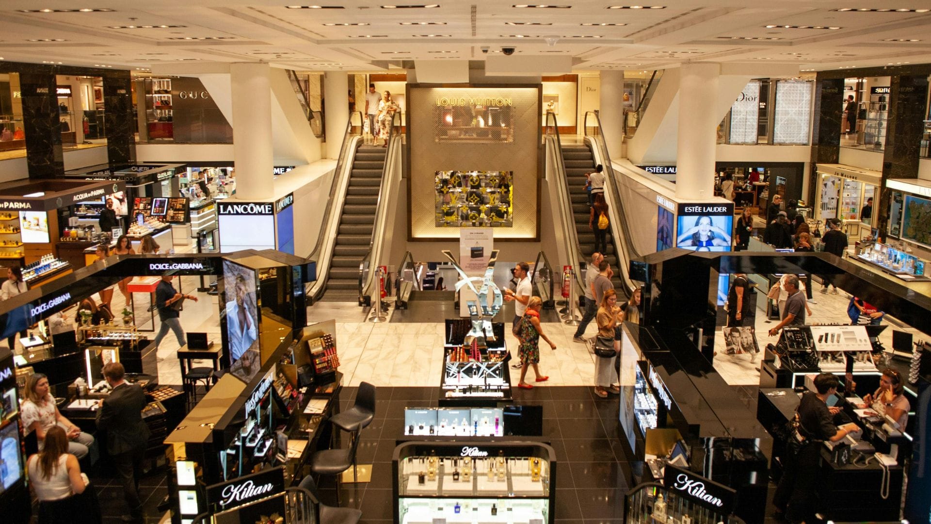 Los hombres son más fieles que las mujeres en la moda: ¿Cómo difieren los hábitos de compra?