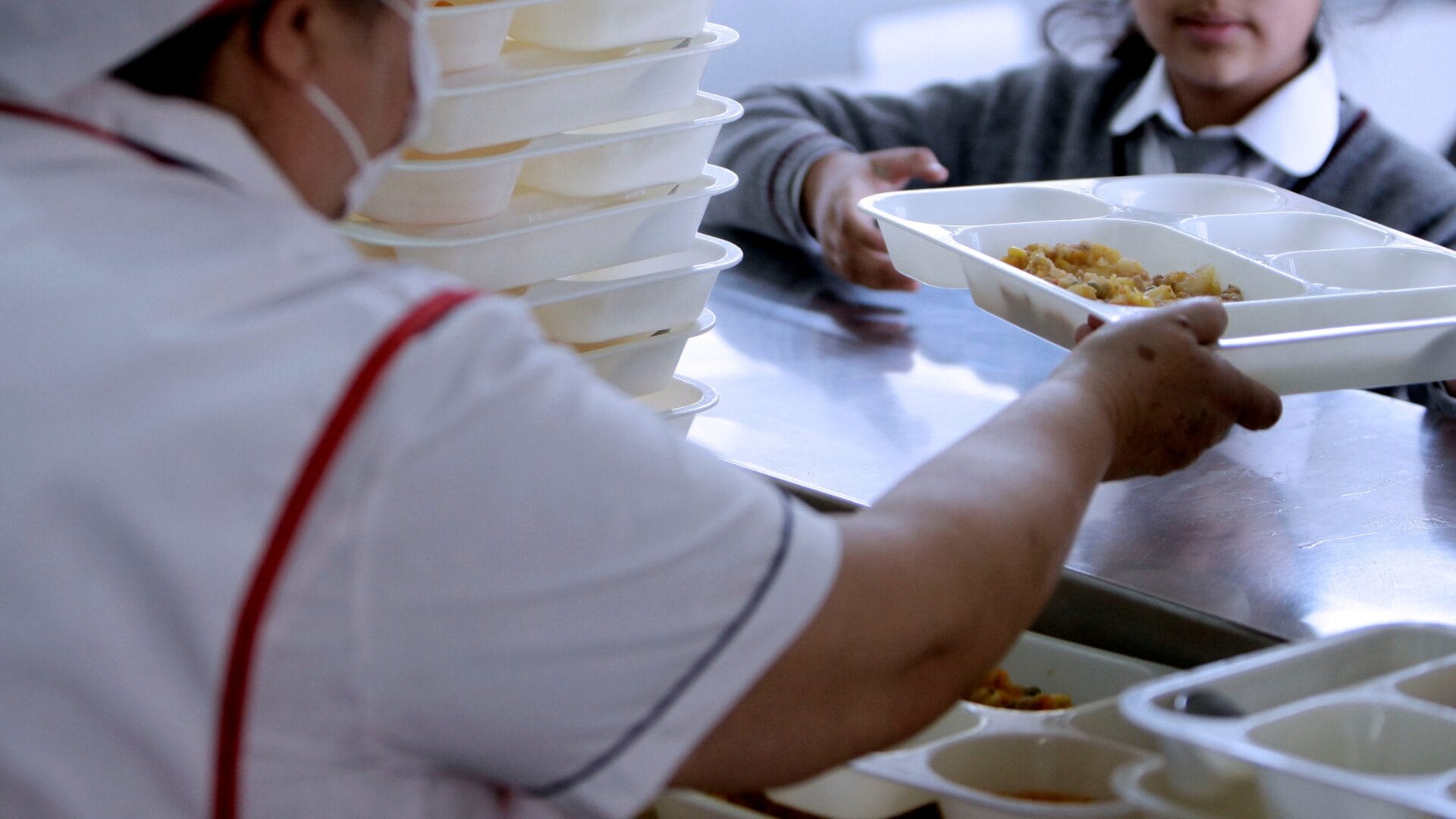 Tras llegar a un acuerdo con Junaeb: Dan término a paralización de manipuladoras de alimentos