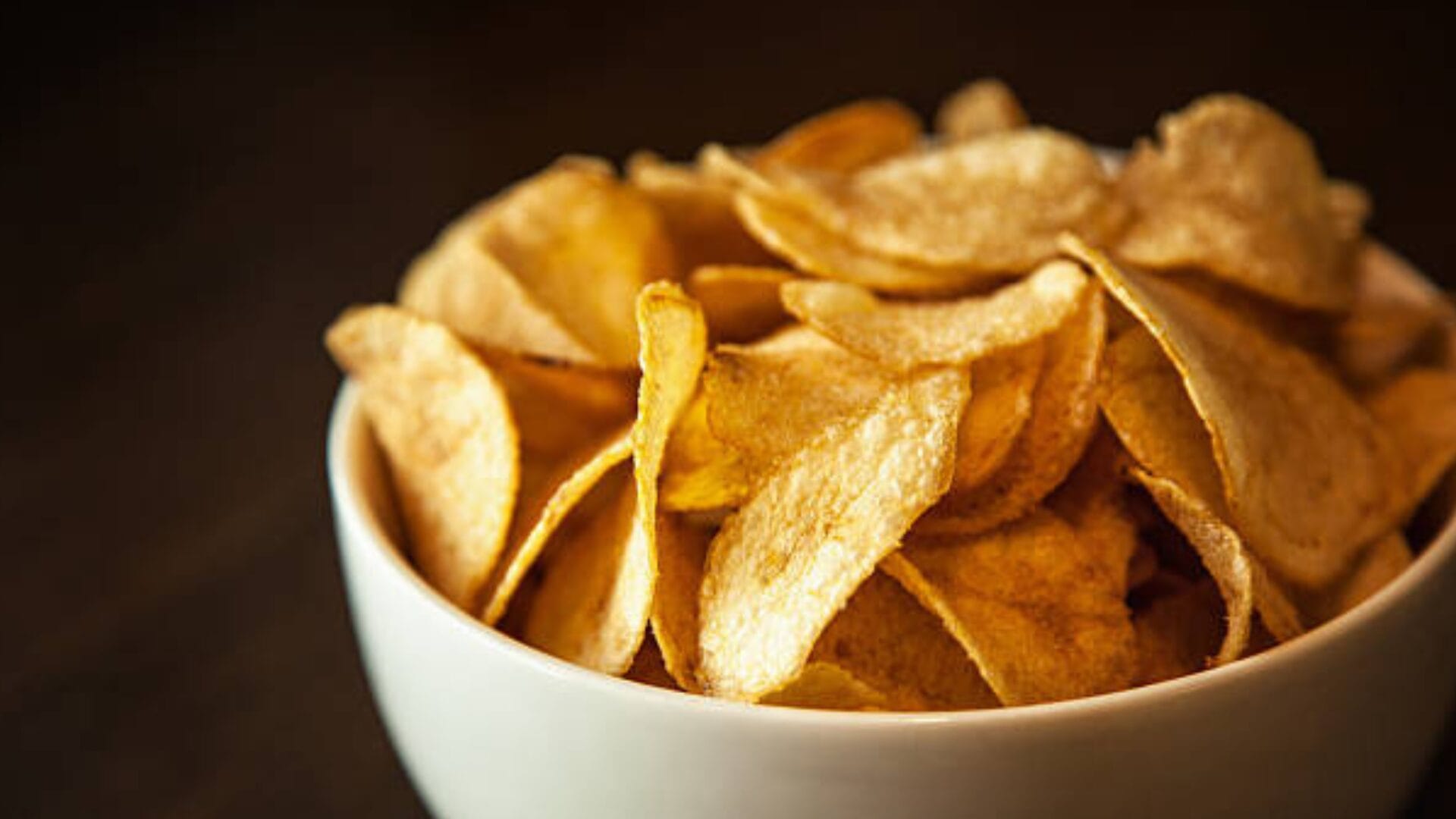 Unión Europea prohíbe comercialización de papas fritas con sabor a jamón: Serían tóxicas para la salud