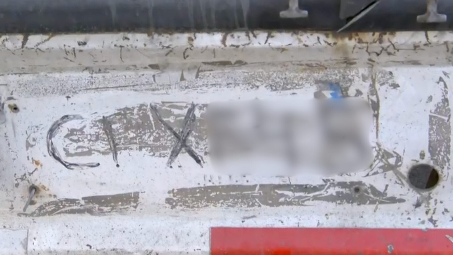 ¿Era un jeroglífico?: Captan a conductora que escribió su patente con plumón en plena fiscalización en Huechuraba