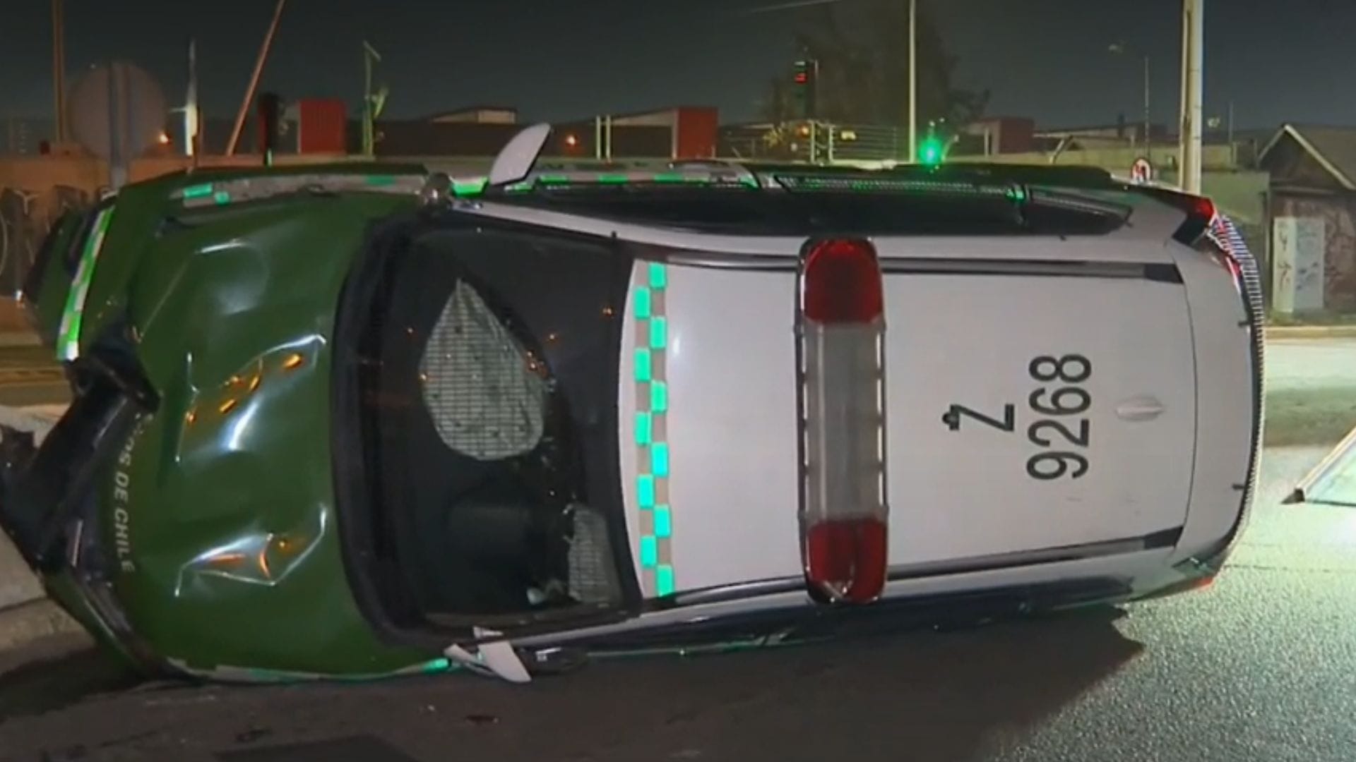 Patrulla policial chocó contra barrera y se volcó en Huechuraba: Dos carabineros heridos