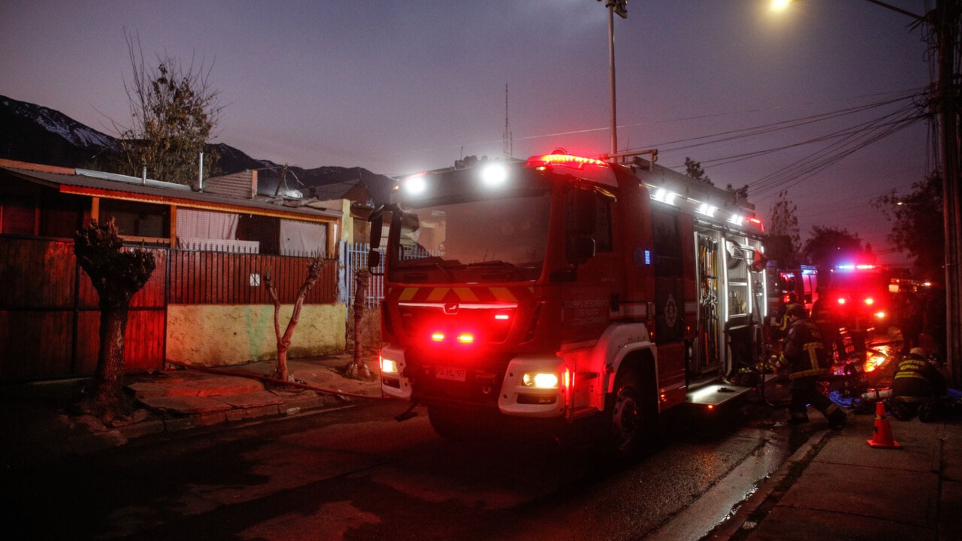 Un fallecido tras incendio que afectó a dos casas en Peñalolén: Quedó atrapado en uno de los inmuebles