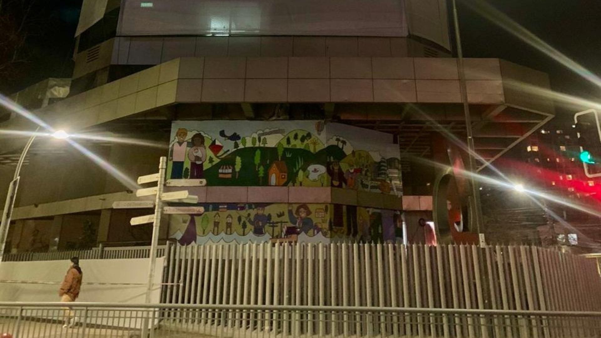 Pintaron lienzos que cubren el siniestrado edificio de la Caja Los Andes: dibujos representaron las principales características del Gran Concepción