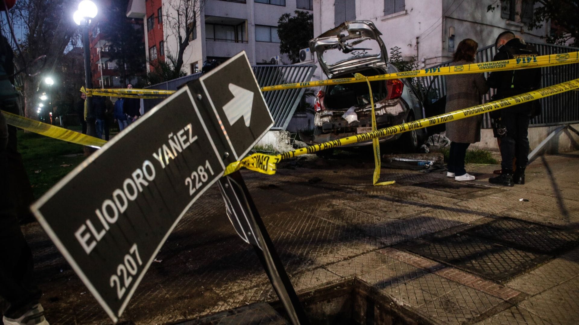 Violento choque en Providencia dejó dos lesionados: Autos colisionaron de frente y uno terminó incrustrado en una casa