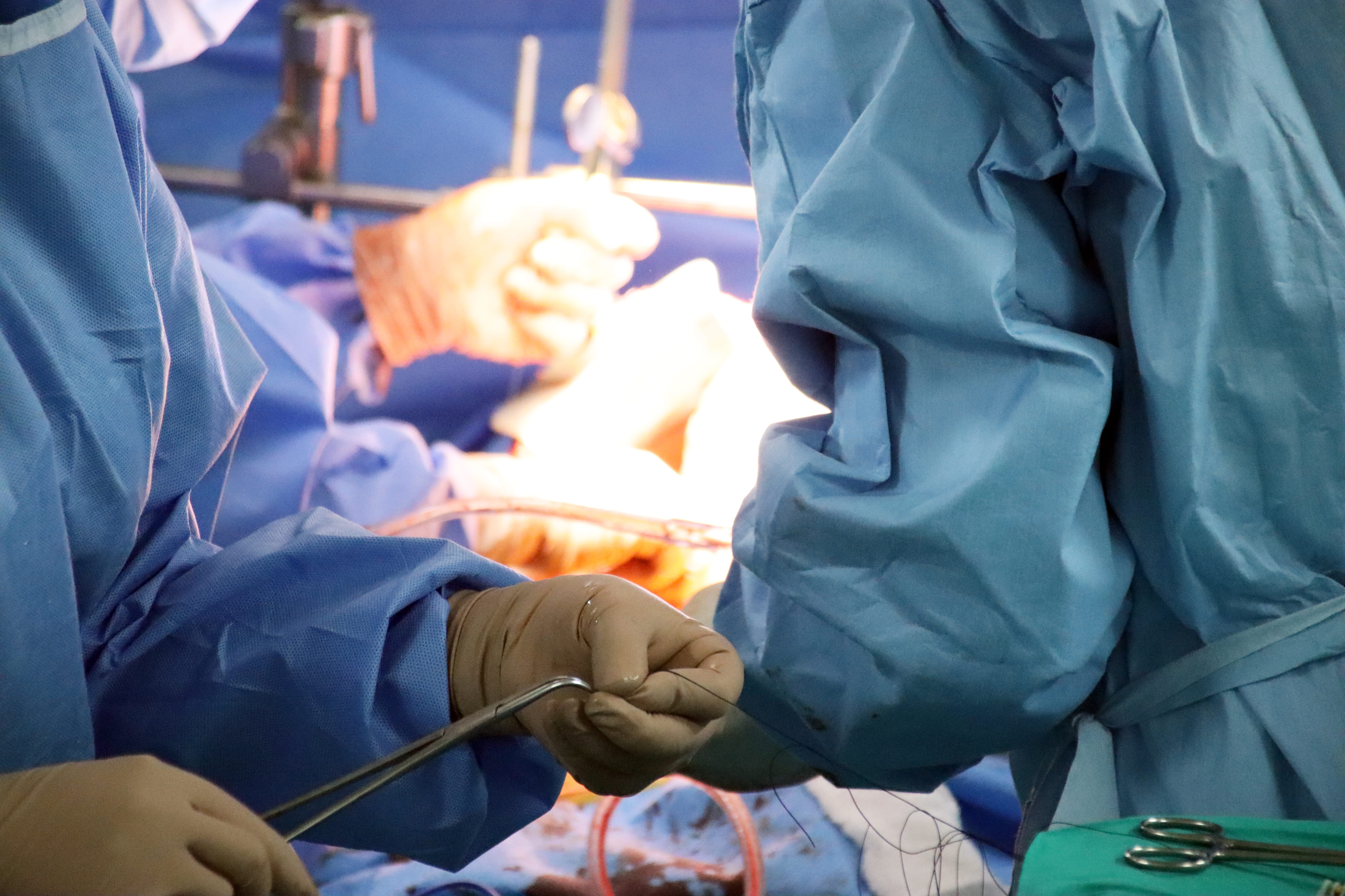 Realizan inédito trasplante de corazón y riñón en Hospital Regional de Concepción