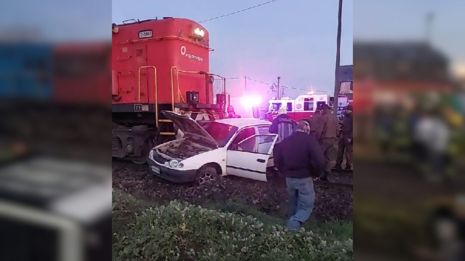 Tren de carga arrastra 20 metros a vehículo en Laraquete y deja un lesionado