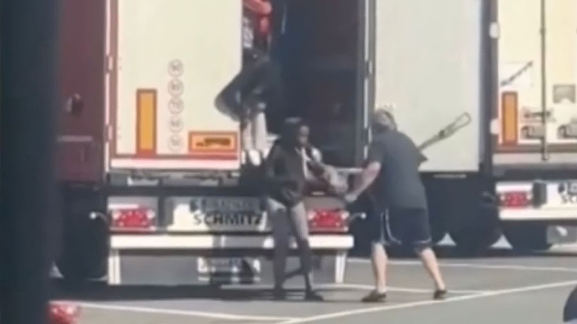 Captan a camionero que ataca a latigazos a mujeres inmigrantes en Italia