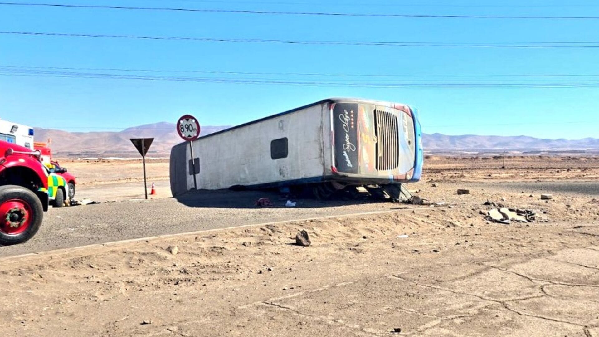 Niña de 3 años entre las víctimas: Dos fallecidos y varios heridos dejó volcamiento de bus en Pozo Almonte