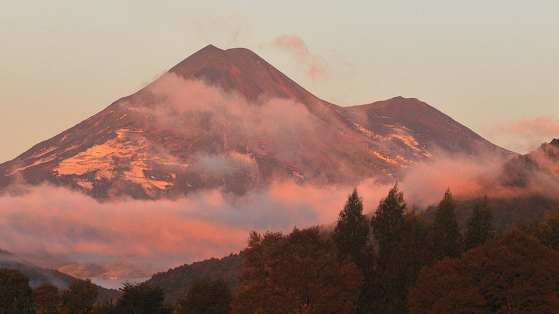 Excursionista muere tras caer desde más de 200 metros de altura: Hacía trekking en el volcán Llaima