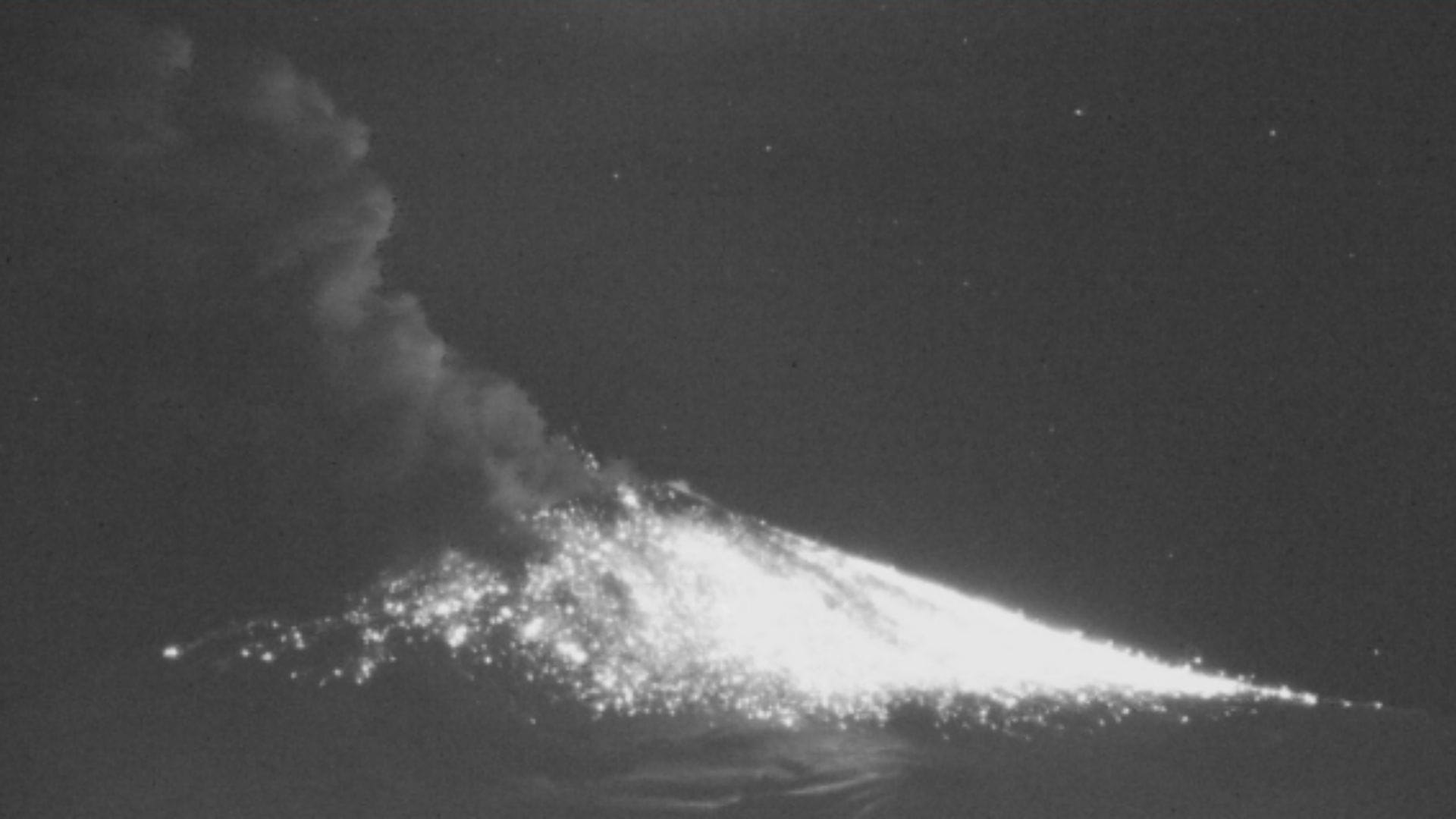 Impactante registro: Explosión en el volcán Villarrica generó columna de gases y cenizas que superó los 600 metros