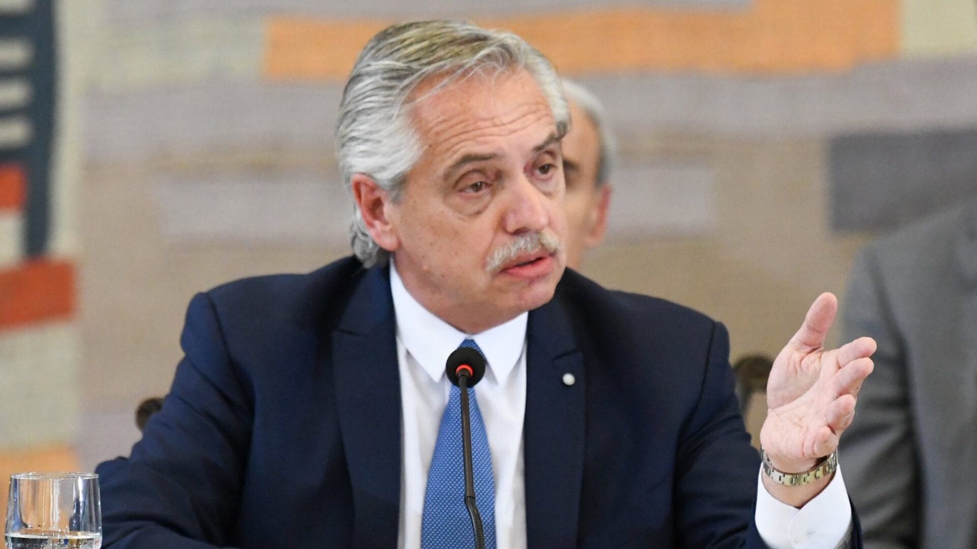 Le prohibieron salir de Argentina: Expresidente Alberto Fernández fue denunciado por violencia de género