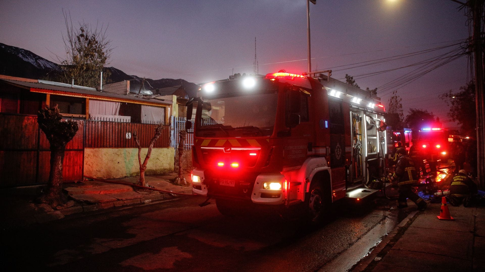 Tras regreso de la luz y “chispazos” en la calle: Adultos mayores pierden su casa por incendio en Maipú
