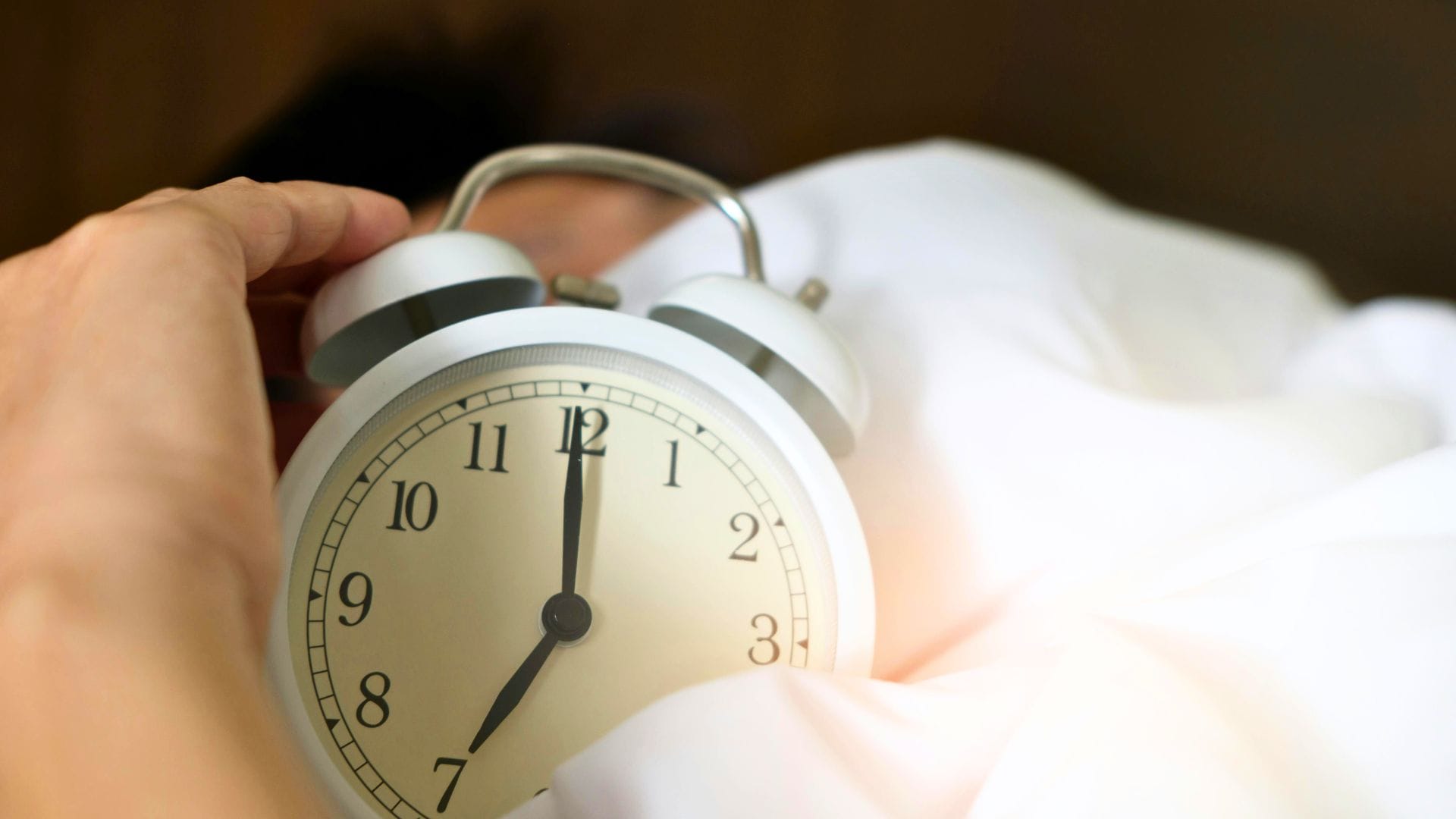 ¿Cómo adaptar el sueño al cambio de hora? Neurólogo de Concepción entrega consejos