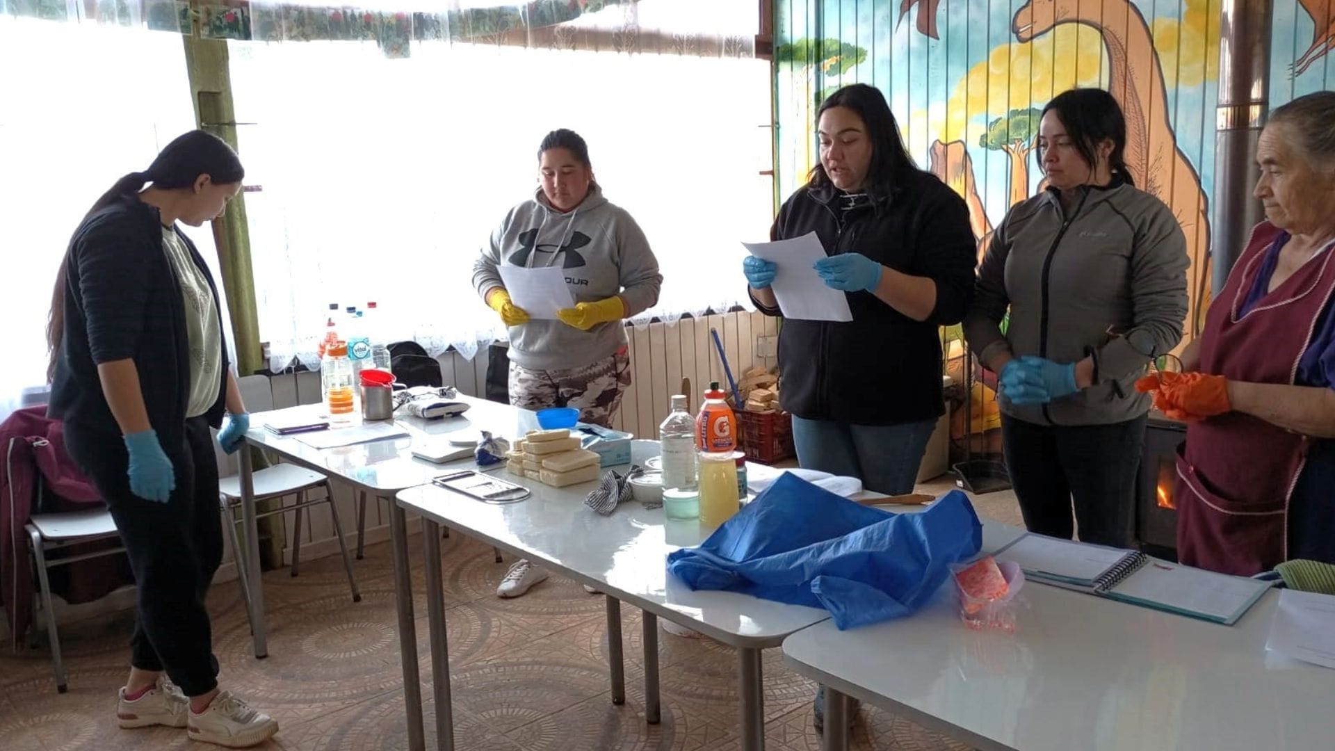 Vecinos de Curanilahue se capacitan en la fabricación de eco detergentes a partir del reciclaje de aceites