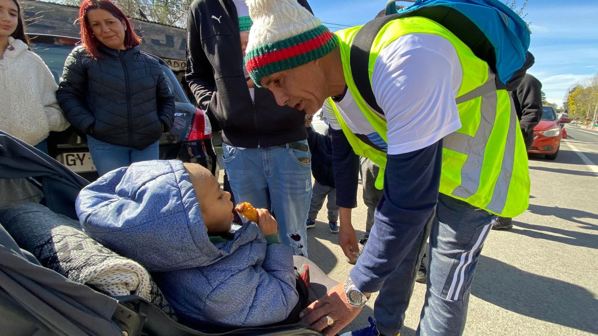 Desde Saltos del Laja a La Moneda: Padre de niño con extraña enfermedad comienza extensa caminata en busca de apoyo