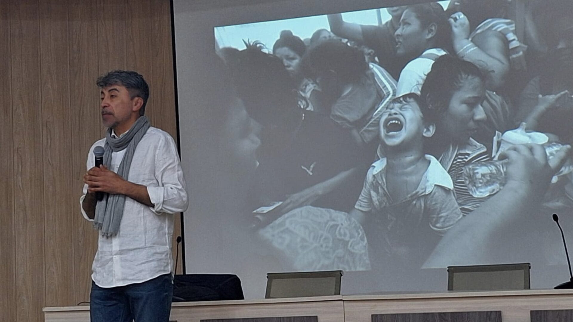 Primer chileno ganador del Pulitzer asistió a charla en Concepción y se refirió al uso de IA en el fotoperiodismo: “Es parte del proceso”