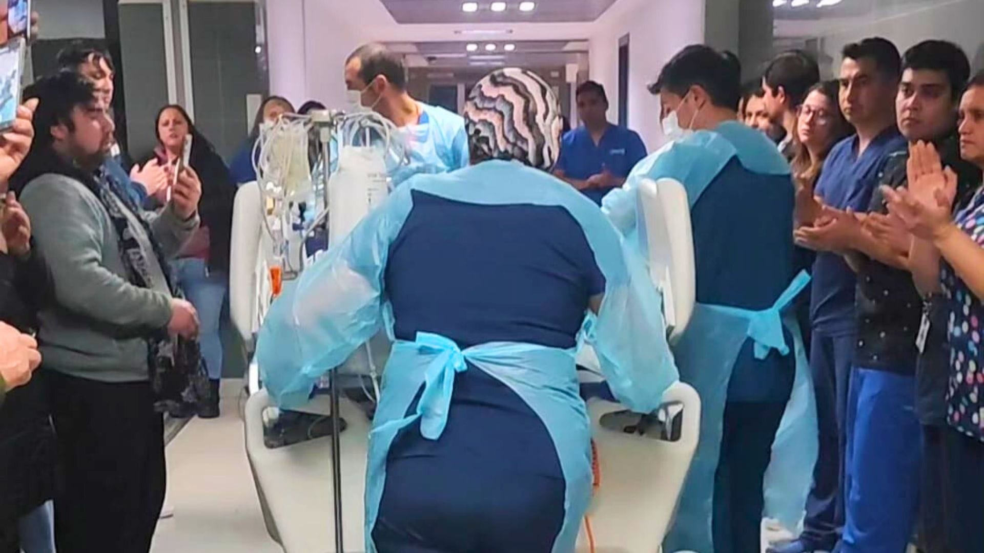 Entre aplausos despiden a paciente donante de órganos en el hospital de Los Ángeles