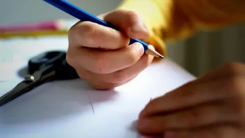Acusan que profesor tomó del cuello a estudiante y lo castigó en colegio de Puente Alto: Llegó 5 minutos tarde a la clase