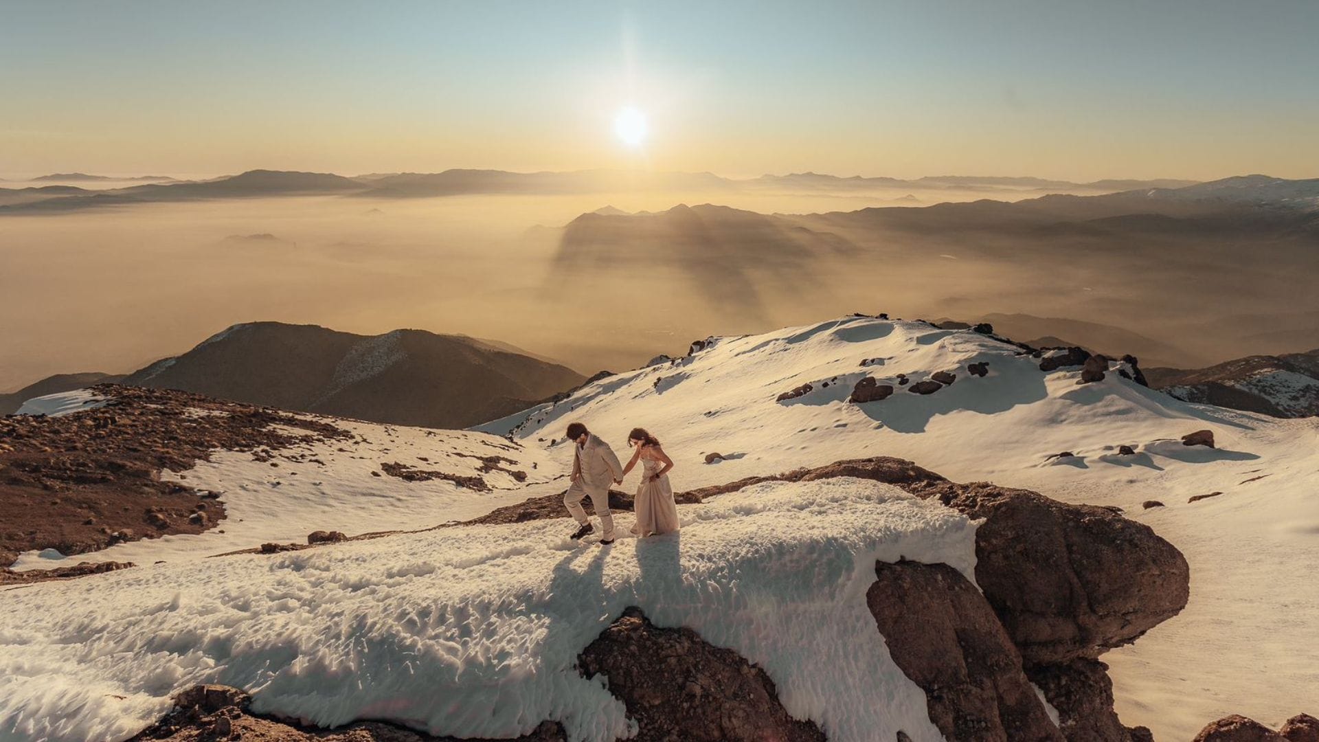 Escalada por el amor: Fotógrafo penquista realizó sesión de novios a más de 2 mil metros de altura en la precordillera
