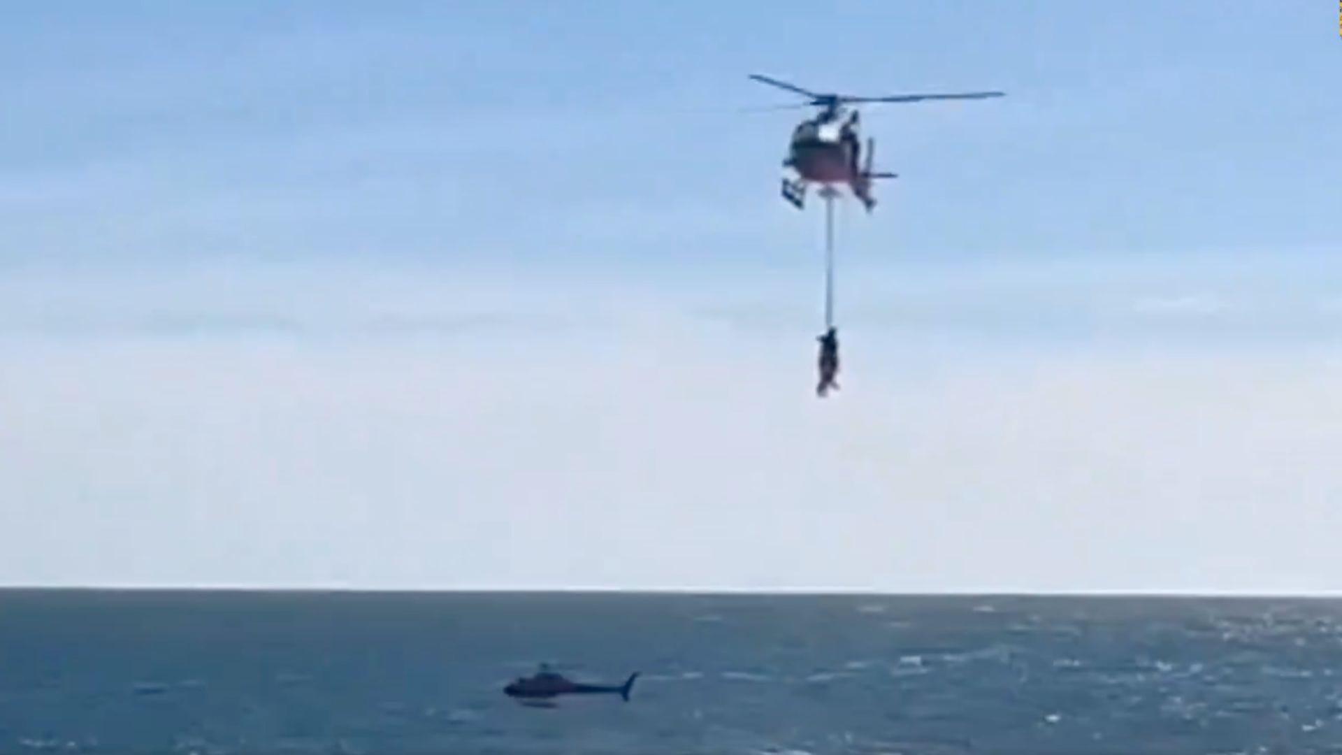 Cuerpo fue rescatado en helicóptero: Encuentran a mujer sin vida flotando en el mar frente a una playa de Quintero