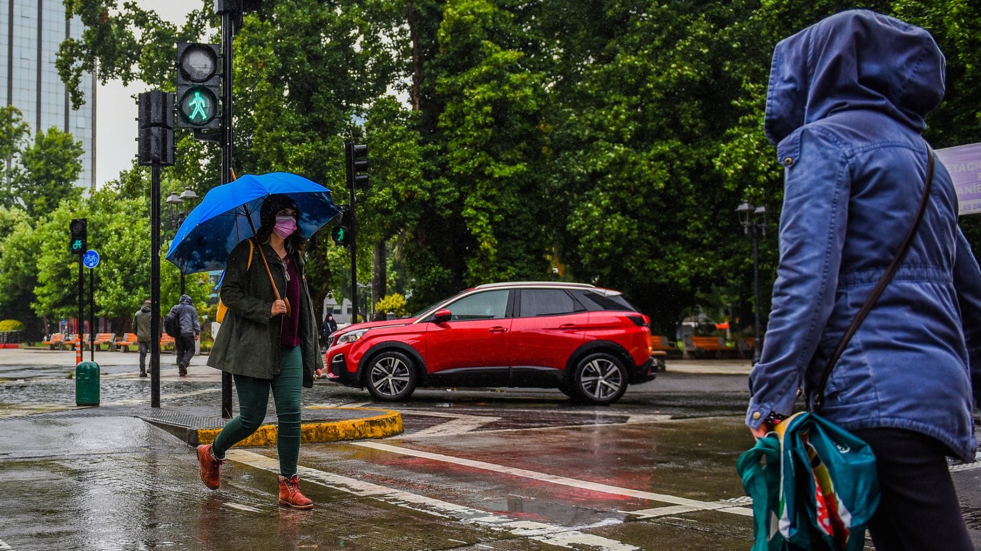 Sistema frontal trae lluvias a 5 regiones desde este viernes: Pronostican llegada de nuevo frente con río atmosférico