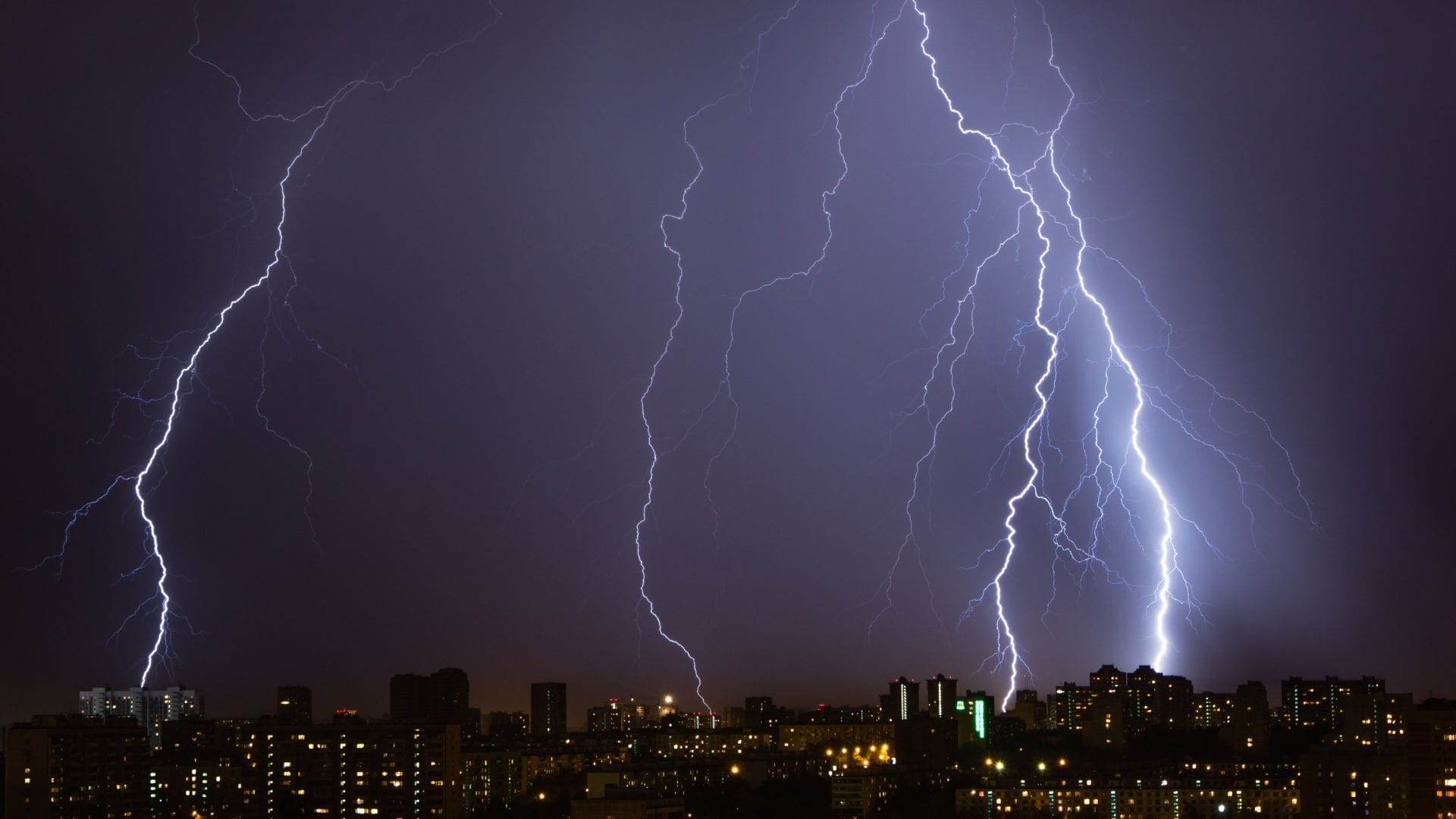 Emiten aviso ante pronóstico de tormentas eléctricas y precipitaciones en cuatro regiones del país