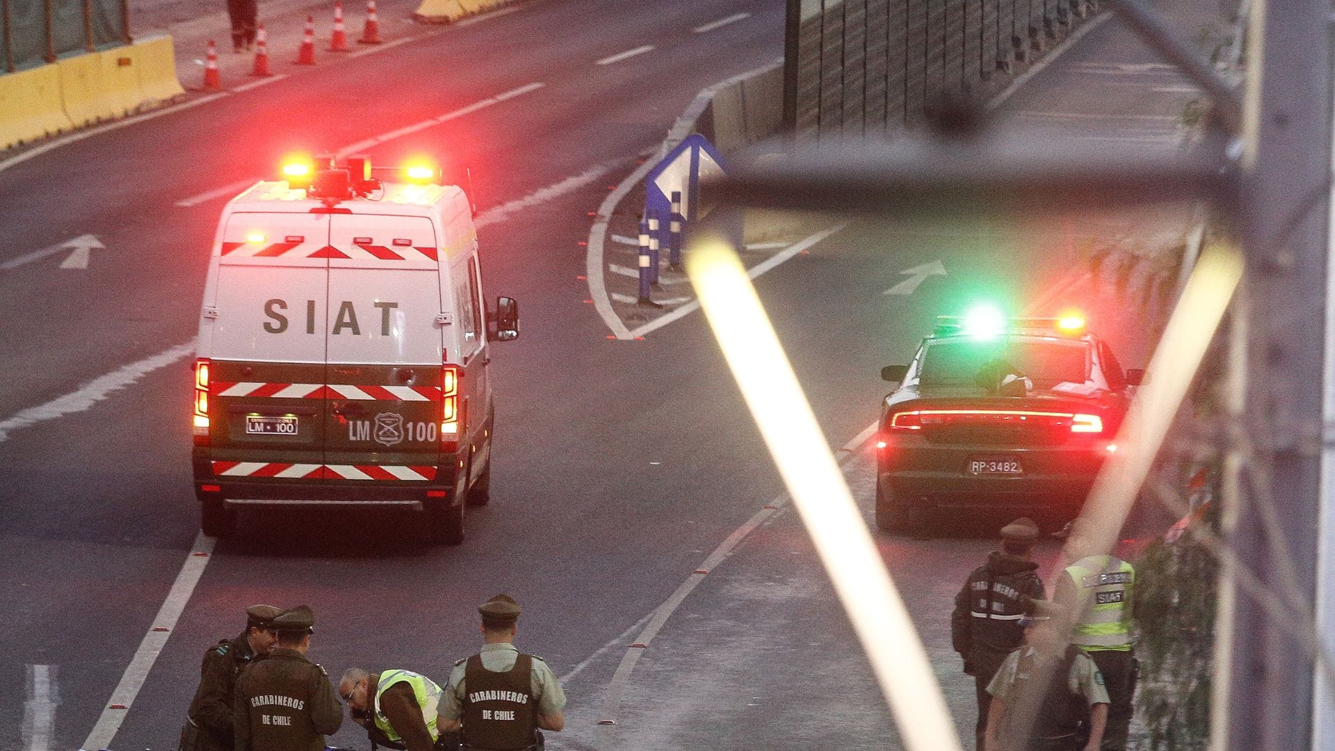 Uno de los conductores no habría respetado semáforo: Motociclista muere tras violenta colisión con furgón en Macul
