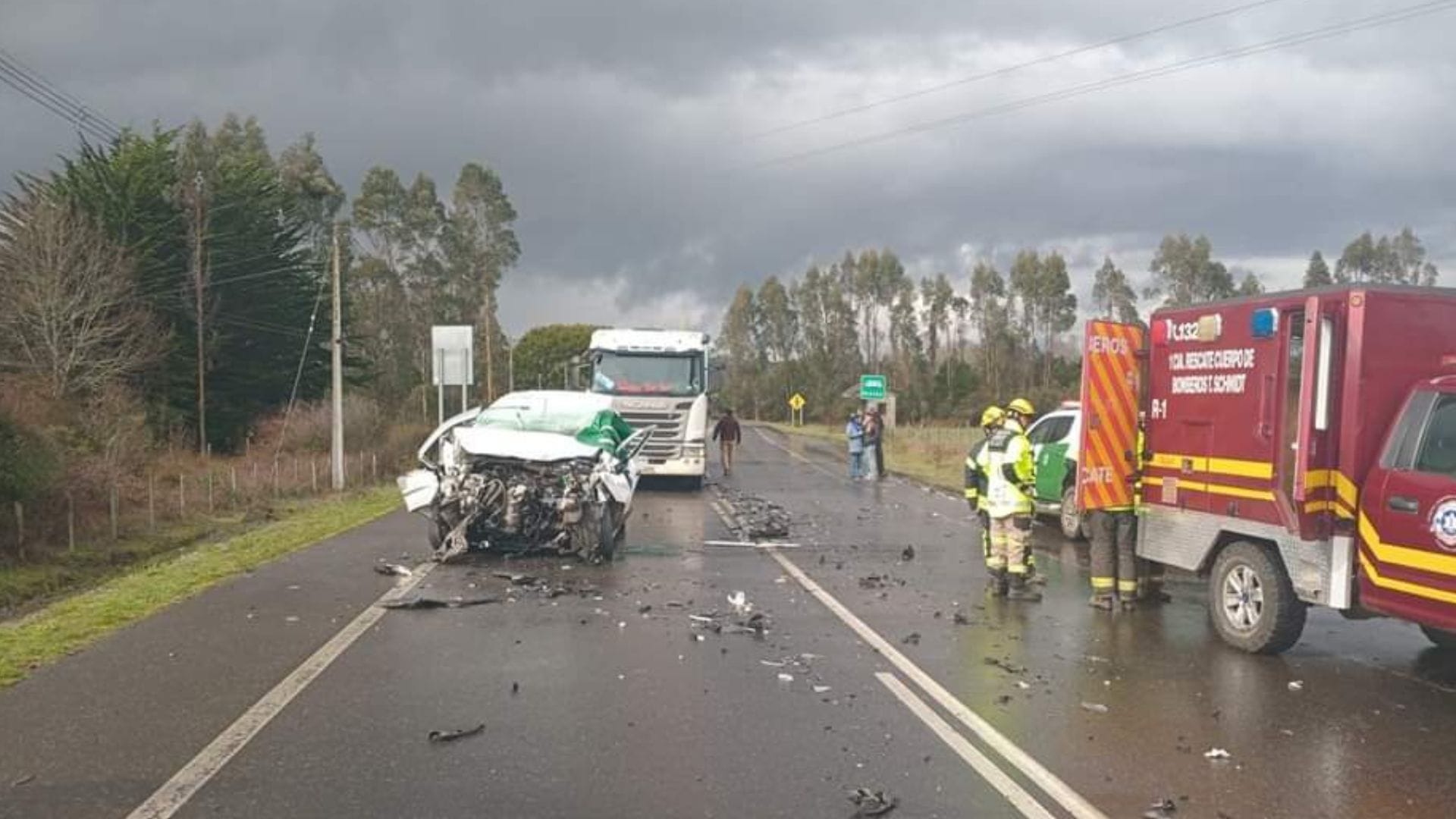 Conductora de 55 años fallece en trágica colisión frontal con un tractocamión en ruta de Teodoro Schmidt