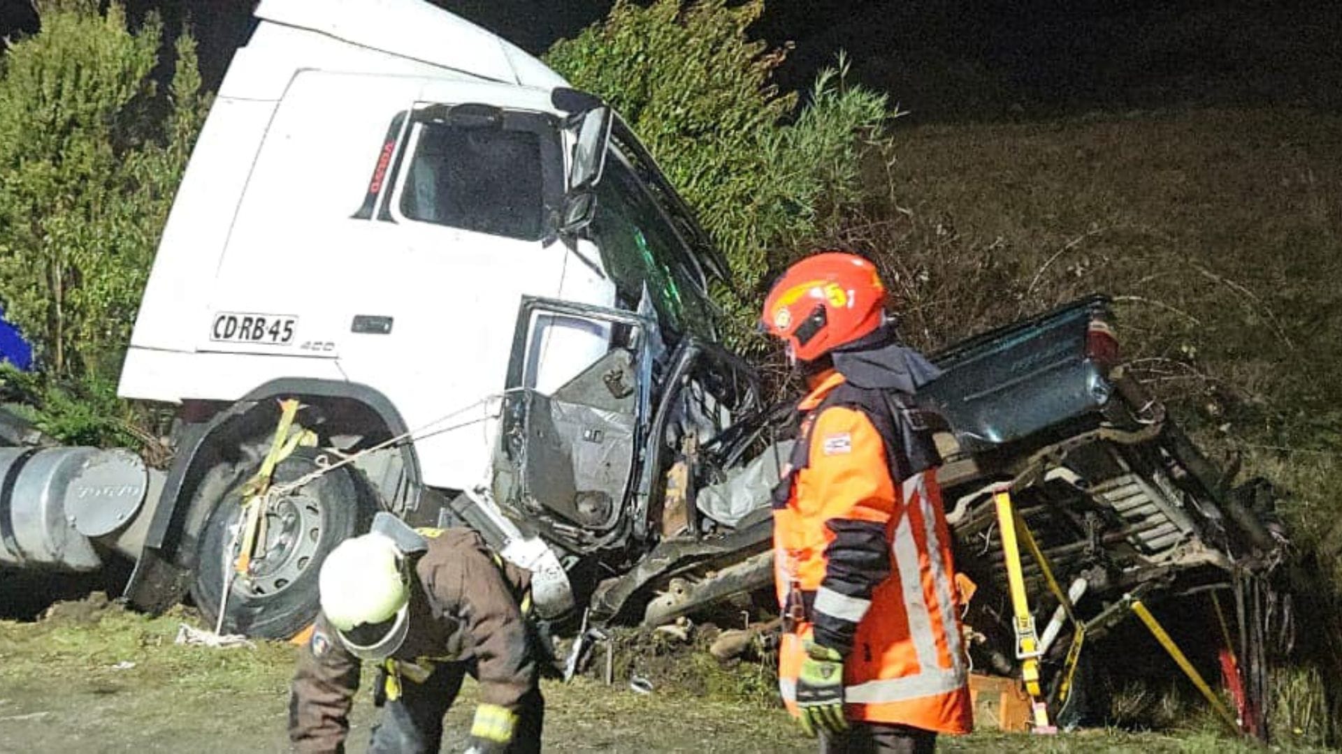 Joven conductor de camioneta muere tras colisión vehicular de alta energía en la Ruta 5 a la altura de Quellón