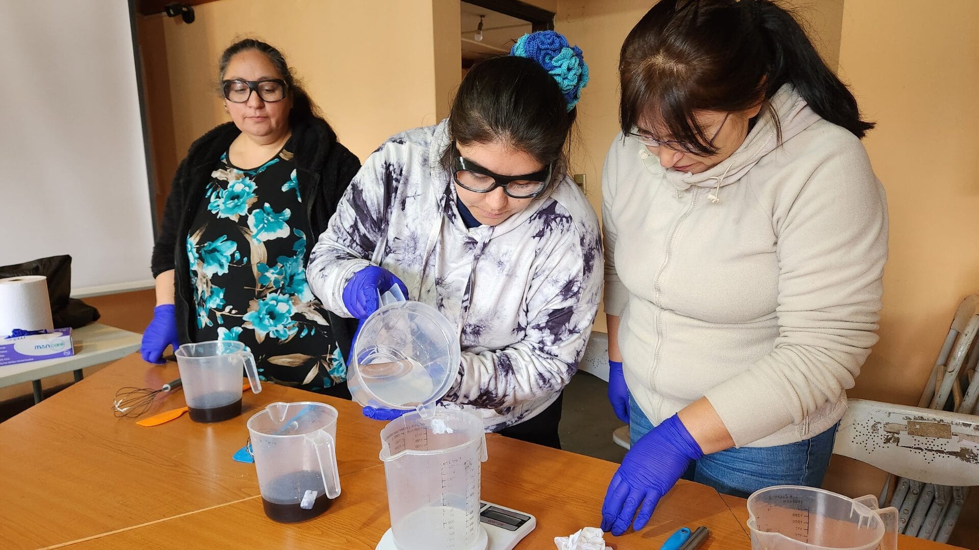 Vecinas de Santa Juana elaboran jabones de limpieza y cosmética reutilizando aceite vegetal