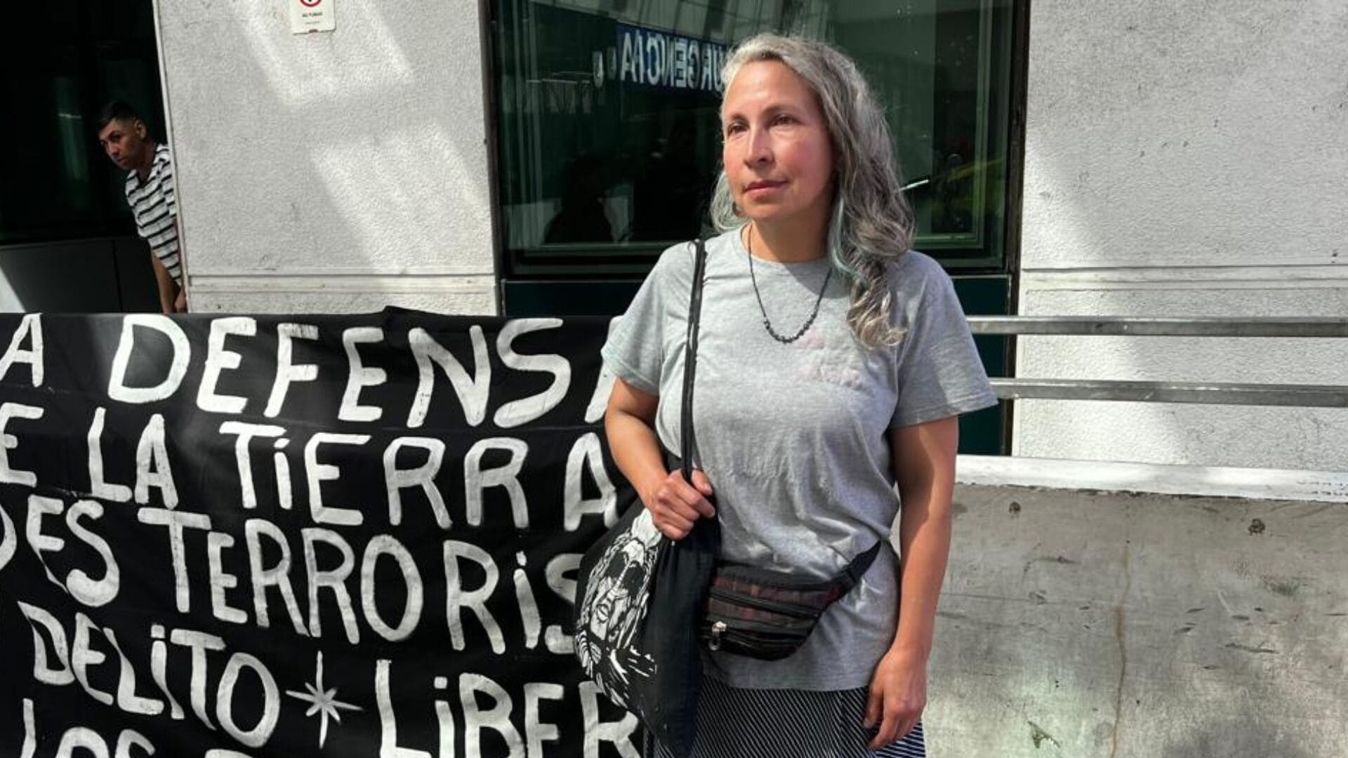 Madre de hermanos Llaitul es detenida intentando ingresar celular a la cárcel de Temuco