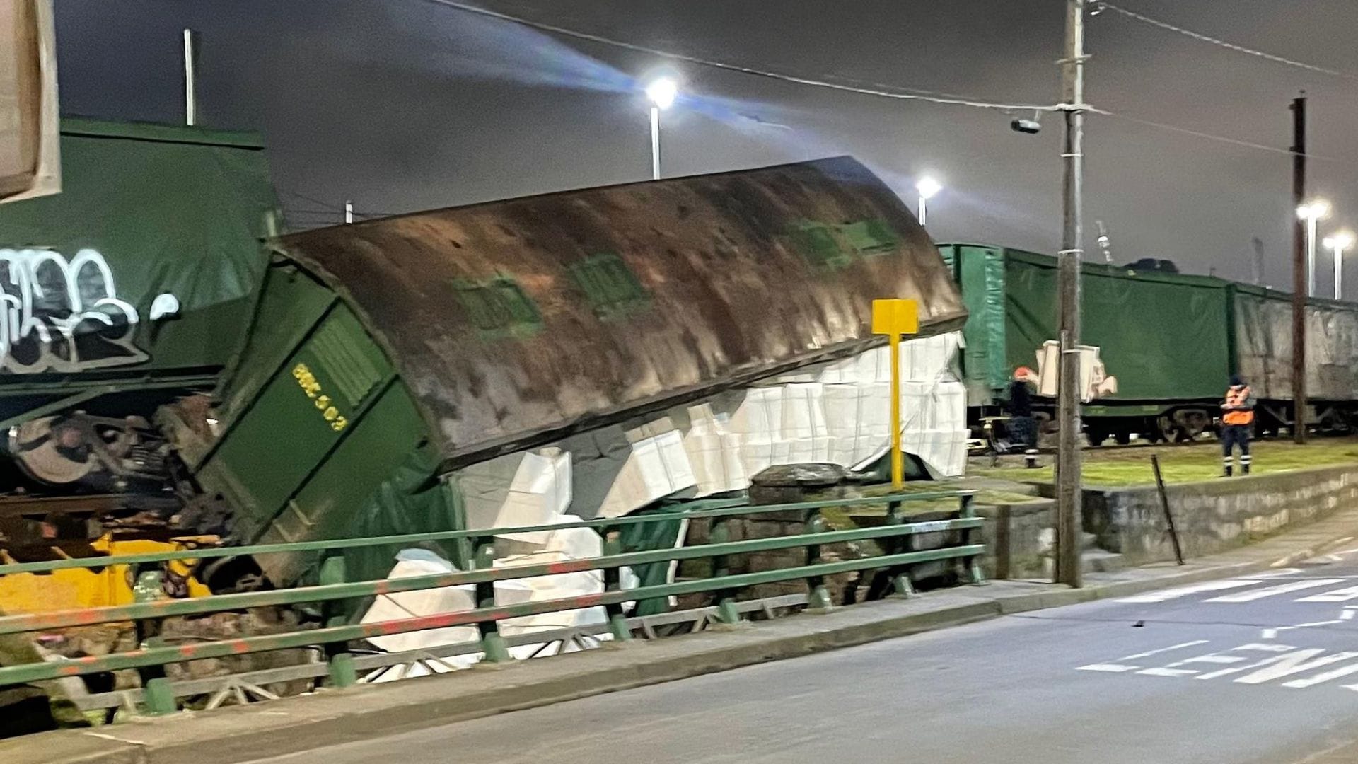 Tren de carga descarrila al atravesar un pequeño puente ferroviario en Penco