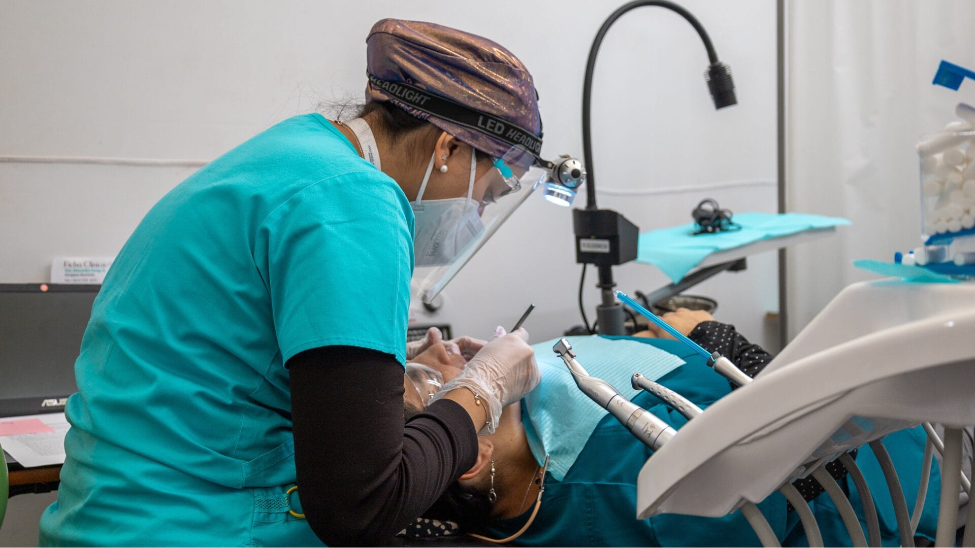 Inician programa de salud dental gratuito que beneficiará a más de mil personas en el Biobío: También brindarán ayuda a 500 Bomberos