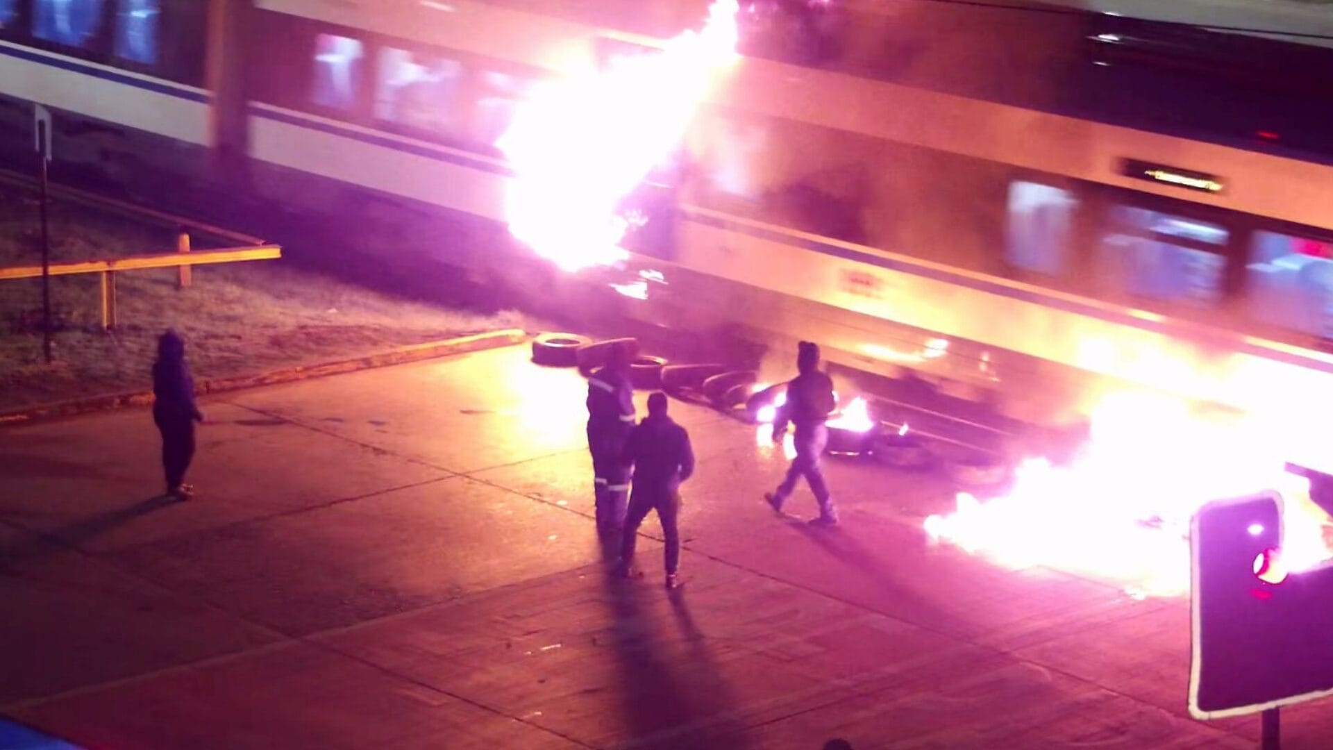 Prenden fuego a tren de pasajeros en la Región de La Araucanía: Piden traslado de Héctor Llaitul