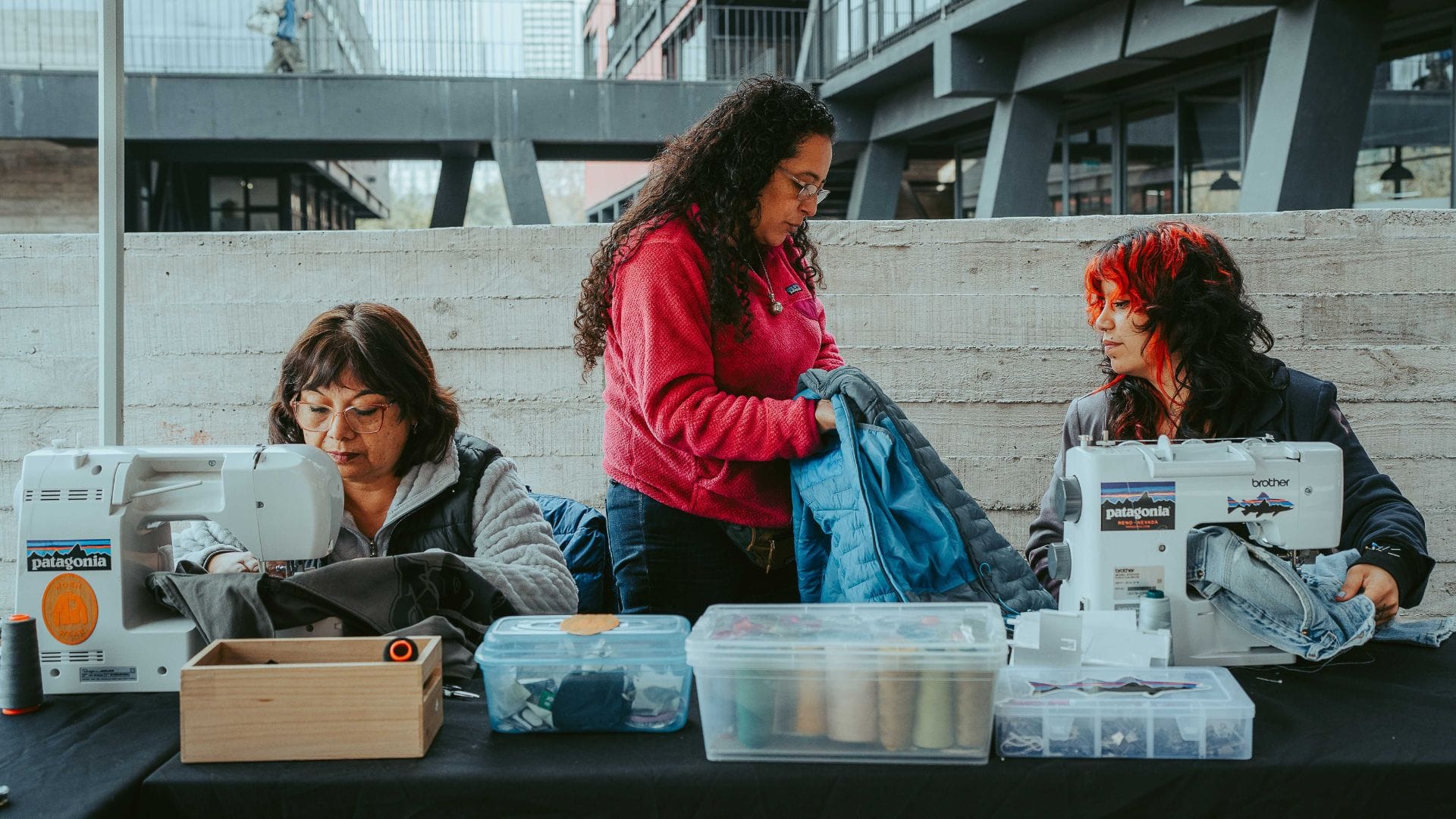 Reparaciones gratuitas de ropa llegan al Biobío: una invitación a reflexionar sobre los hábitos de consumo