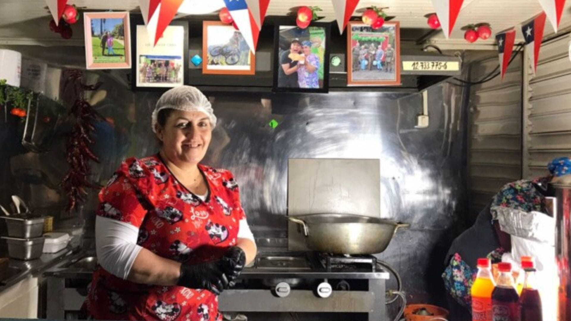 “Tía de las sopaipillas” incentiva a los estudiantes de comuna del Biobío a sacarse buenas notas: Les da una sopaipilla a cambio