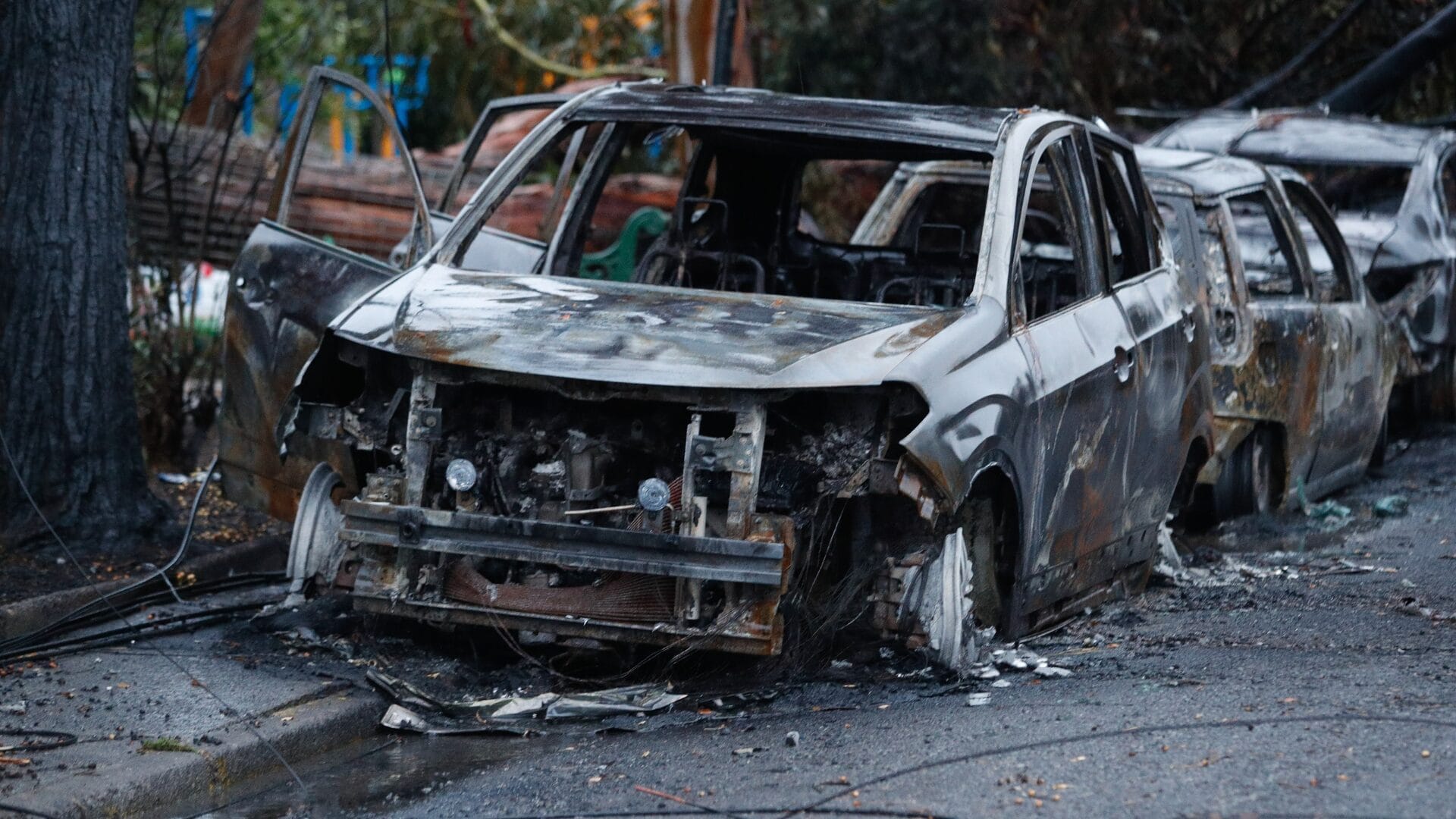 Tres vehículos se quemaron luego de la caída de un árbol sobre el tendido eléctrico en Macul