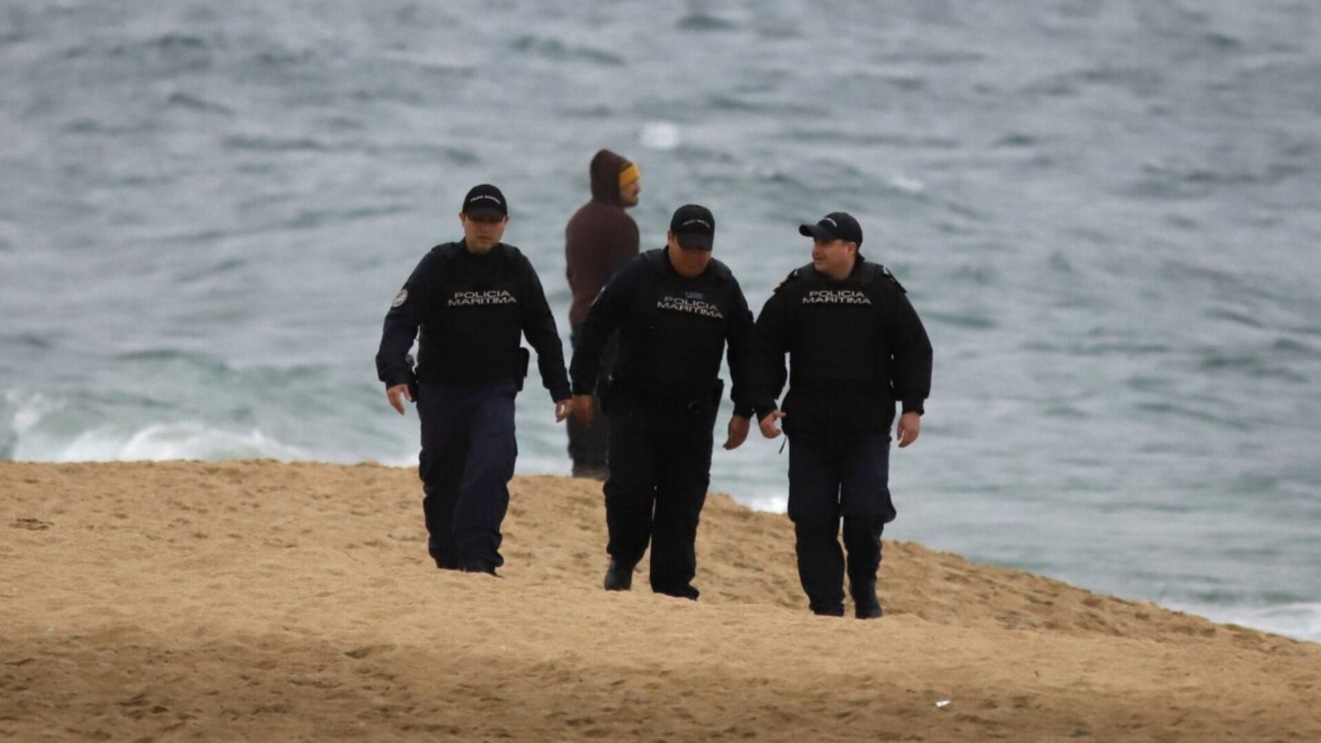 Niña de 5 años fue arrastrada por el mar en la Región de Valparaíso: Realizan intensa búsqueda