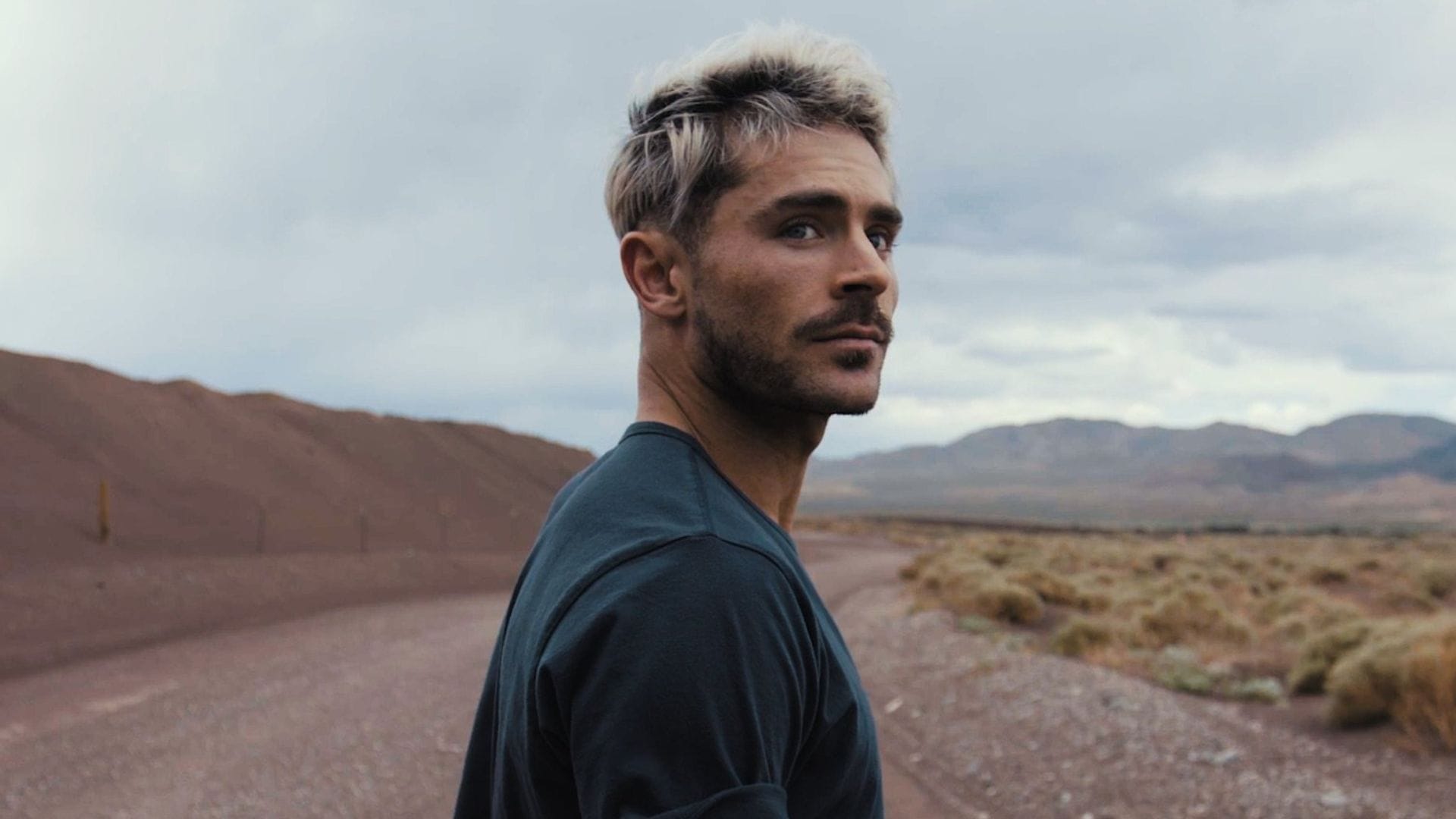 Actor Zac Efron sufre accidente en un piscina y es trasladado de urgencia a un hospital