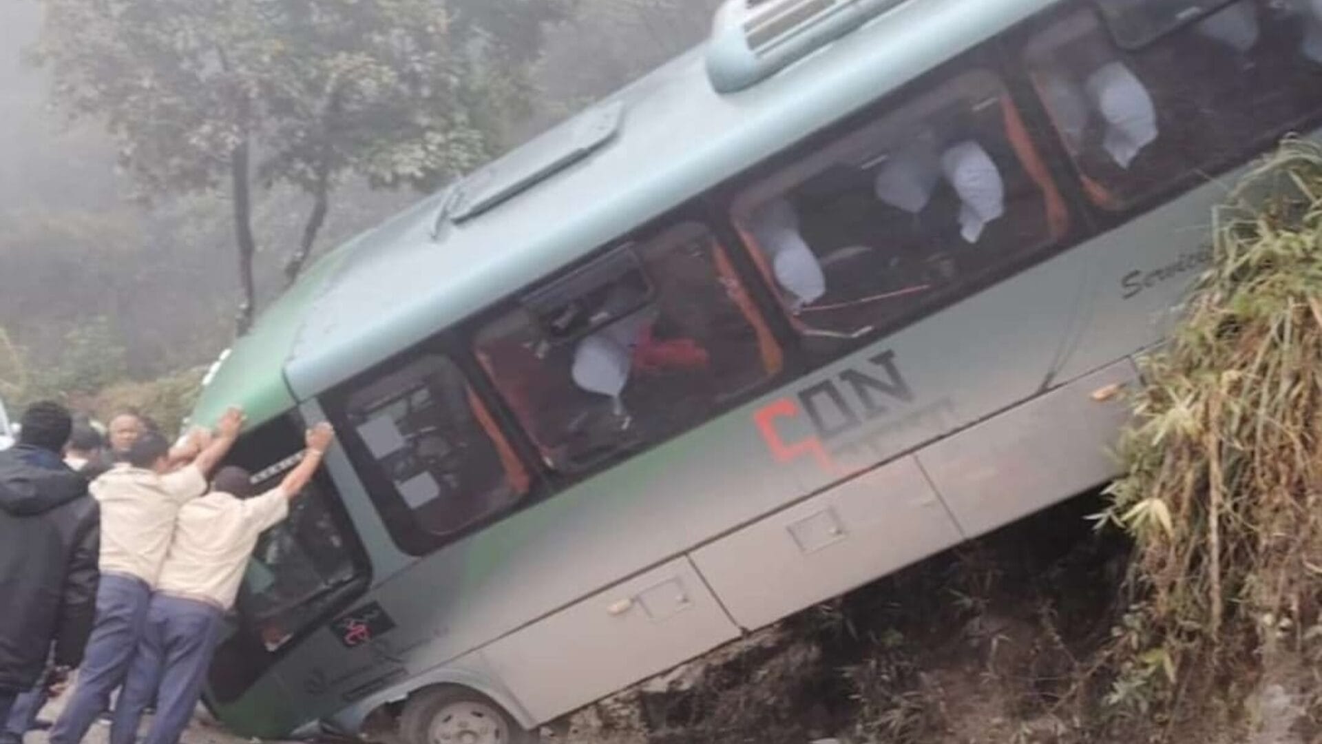 Bus se desbarrancó por una pendiente en Machu Picchu: Turistas chilenos se encuentran entre los heridos