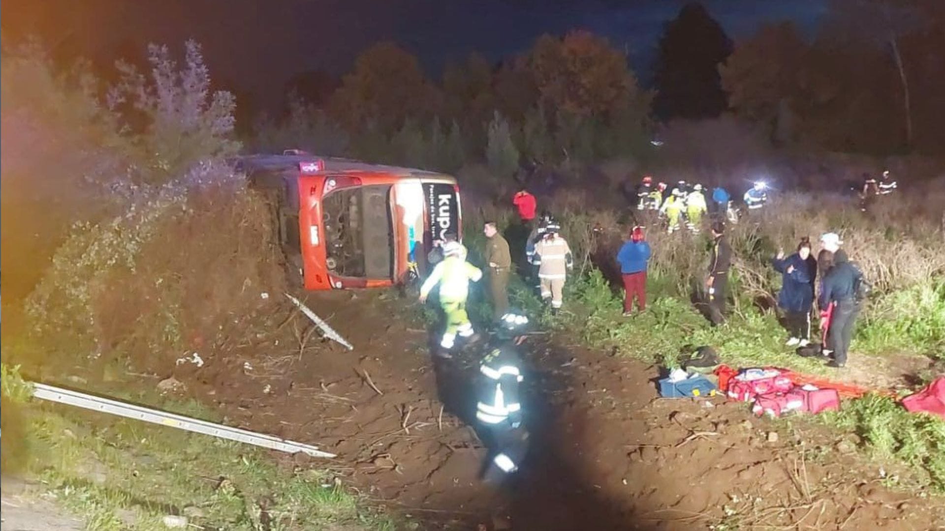 Volcamiento de bus en la Ruta 5 Sur en San Gregorio dejó cerca de 20 personas heridas