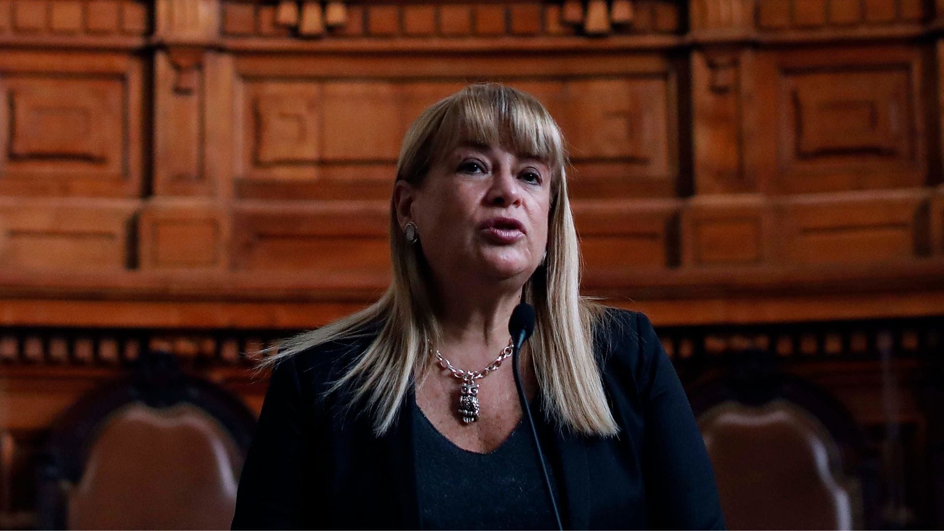 PUC suspende actividades de Ángela Vivanco tras revelación de chats de Luis Hermosilla