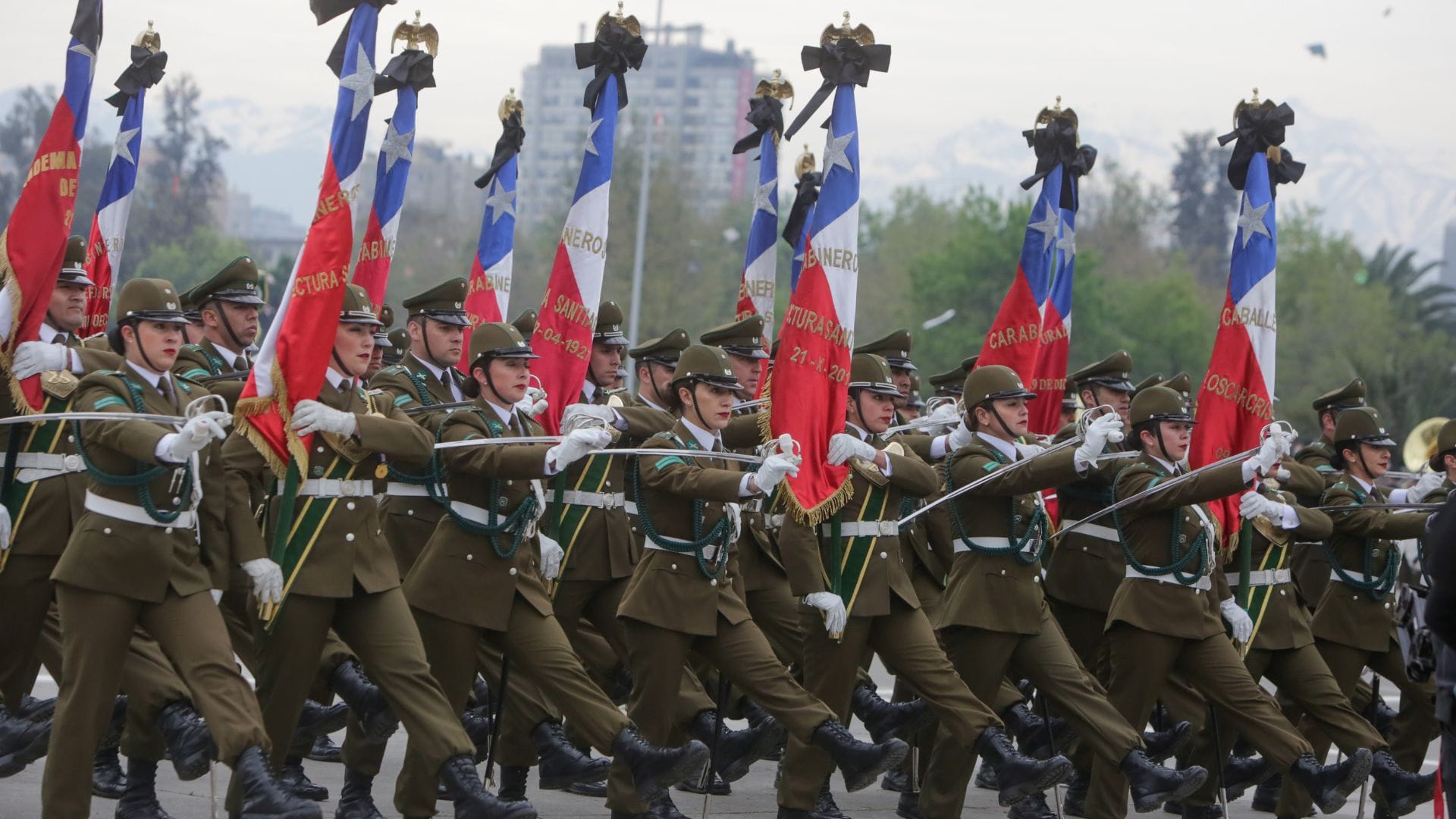 “Siempre viven los que por la Patria mueren”: el homenaje en la Parada Militar a los Carabineros fallecidos en Cañete