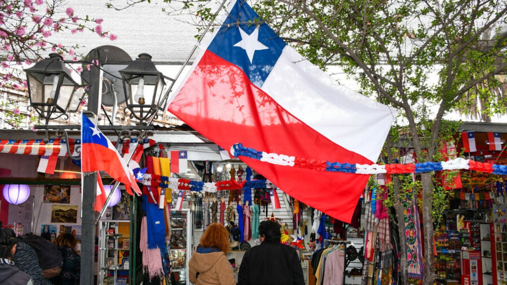 Sacrificados, pero flojos y derrochadores: Encuesta Criteria revela percepción de chilenidad